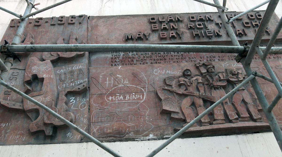 Bức phù điêu đắp nổi năm 1967 có nguy cơ bị tháo dỡ. Ảnh: Văn Hiếu
