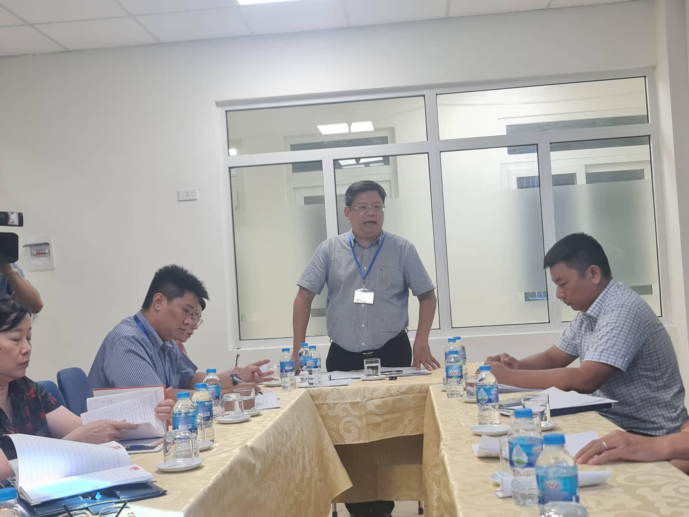 Phó Chủ tịch Thường trực UBND quận Hoàn Kiếm Nguyễn Anh Quân trao đổi tại buổi đối thoại