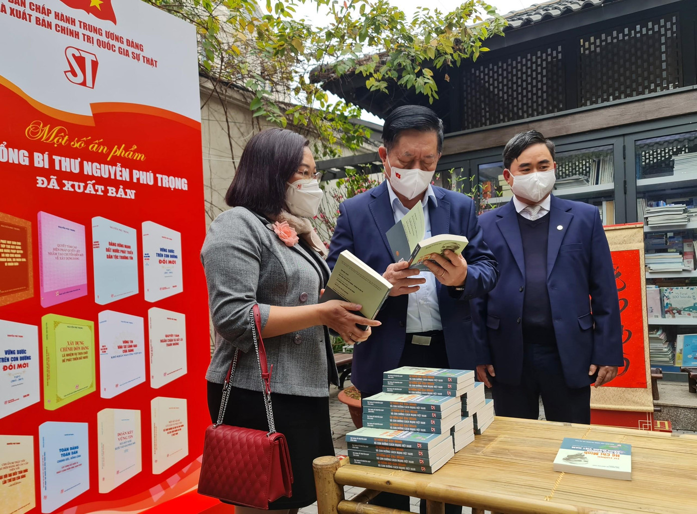 Ông Nguyễn Trọng Nghĩa đến thăm các gian hàng của Nhà xuất bản Chính trị Quốc gia, Sự thật; Nhà xuất bản Phụ Nữ; Nhà xuất bản Kim Đồng; Nhà sách Nhã Nam… Ông Nguyễn Trọng Nghĩa đến thăm các gian hàng của Nhà xuất bản Chính trị Quốc gia, Sự thật; Nhà xuất bản Phụ Nữ; Nhà xuất bản Kim Đồng; Nhà sách Nhã Nam…