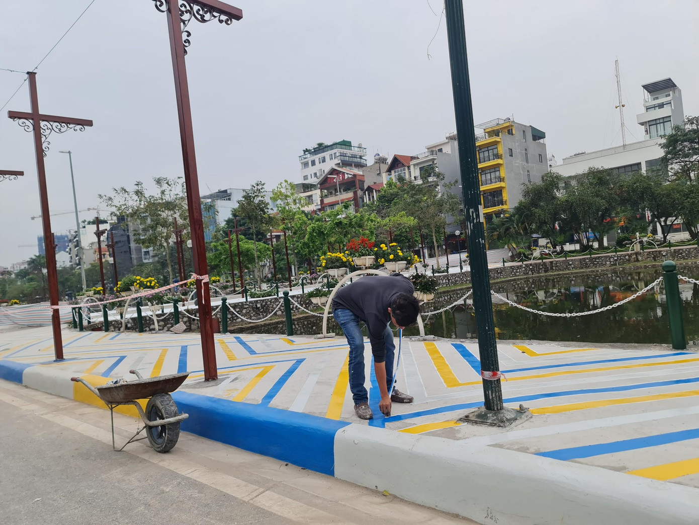 Phố đi bộ Trịnh Công Sơn học hỏi mô hình từ phố đi bộ Hoàn Kiếm nhưng không thu hút được du khách. Dịp 30/4 tới đây, Hà Nội đã quyết định mở lại phố đi bộ này. Phố đi bộ Trịnh Công Sơn học hỏi mô hình từ phố đi bộ Hoàn Kiếm nhưng không thu hút được du khách. Dịp 30/4 tới đây, Hà Nội đã quyết định mở lại phố đi bộ này.