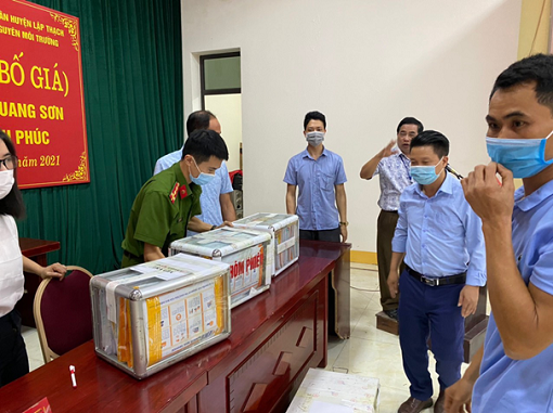 Kiểm tra niêm phong hòm phiếu tại buổi công bố kết quả trả giá đấu giá 32 ô đất tại xã Quang Sơn,huyện Lập Thạch, tỉnh Vĩnh Phúc. Ảnh: Sở Tư pháp Vĩnh Phúc Kiểm tra niêm phong hòm phiếu tại buổi công bố kết quả trả giá đấu giá 32 ô đất tại xã Quang Sơn,huyện Lập Thạch, tỉnh Vĩnh Phúc. Ảnh: Sở Tư pháp Vĩnh Phúc