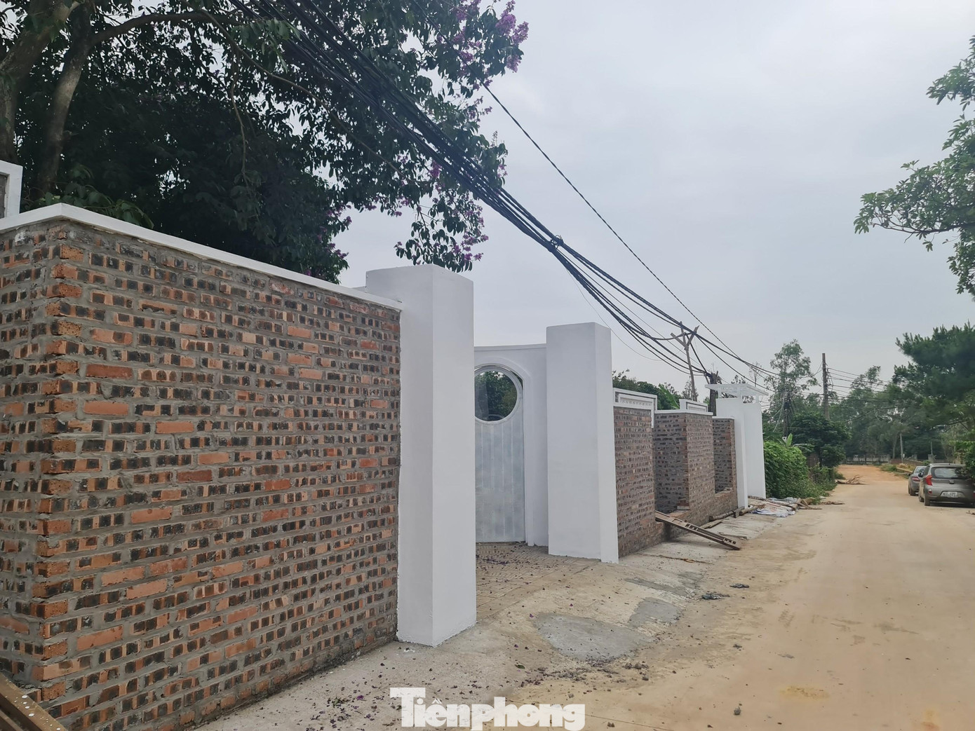 Theo ghi nhận của PV, thời điểm này việc mua bán, xây dựng trái phép trên địa bàn huyện Sóc Sơn diễn biến phức tạp. Các địa bàn có nhiều hoạt động xây dựng, lấn chiếm đất rừng không được xử lý dứt điểm có các xã: Minh Trí, Minh Phú, Hiền Ninh, Quang Tiến, Tiên Dược... Trong ảnh: Một khu nghỉ dưỡng vừa hoàn thiện tại thôn Lâm Trường (xã Minh Phú).