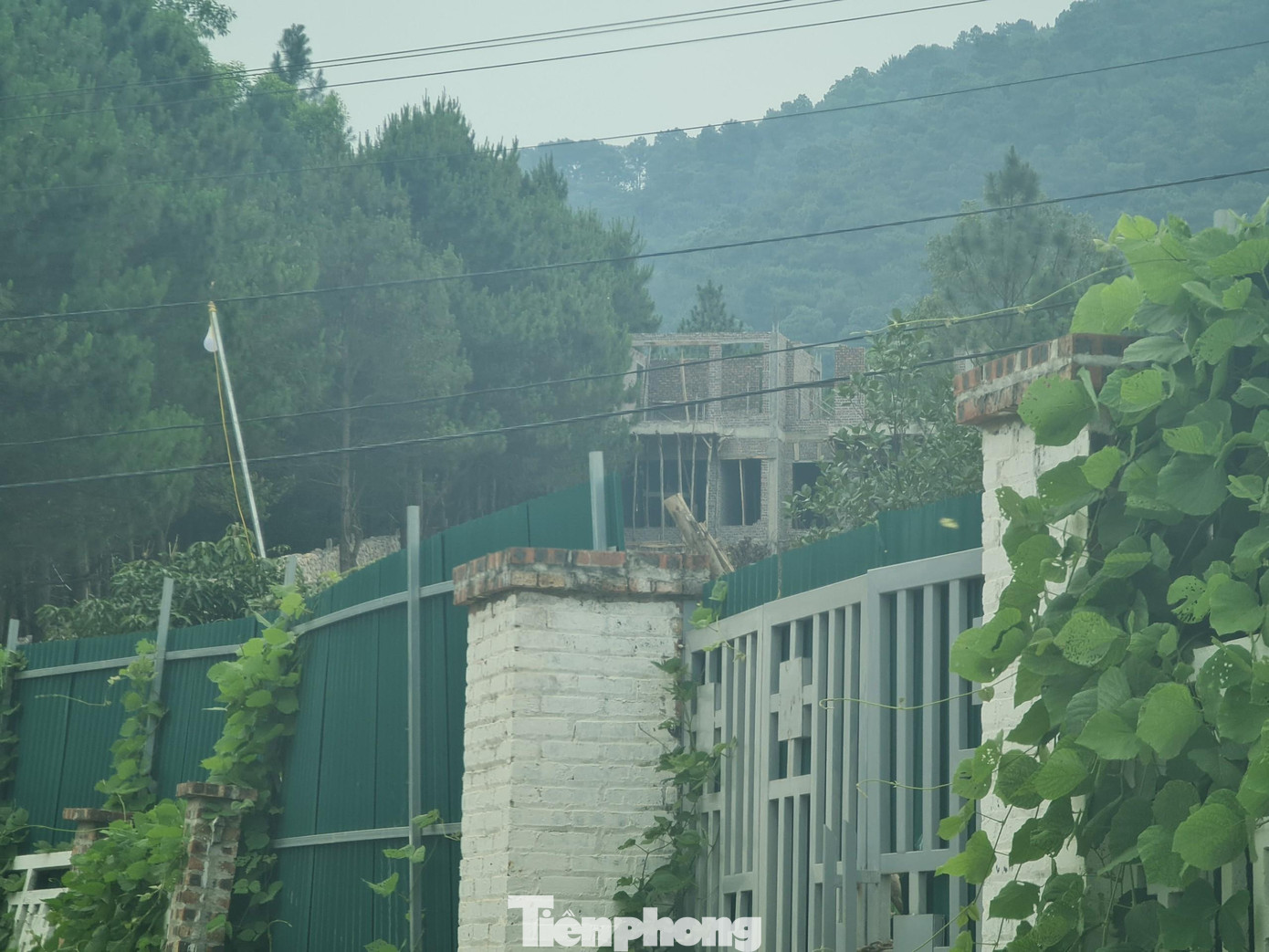 Một công trình san gạt đồi, nằm sâu trong khu vực đất rừng tại xã Minh Phú