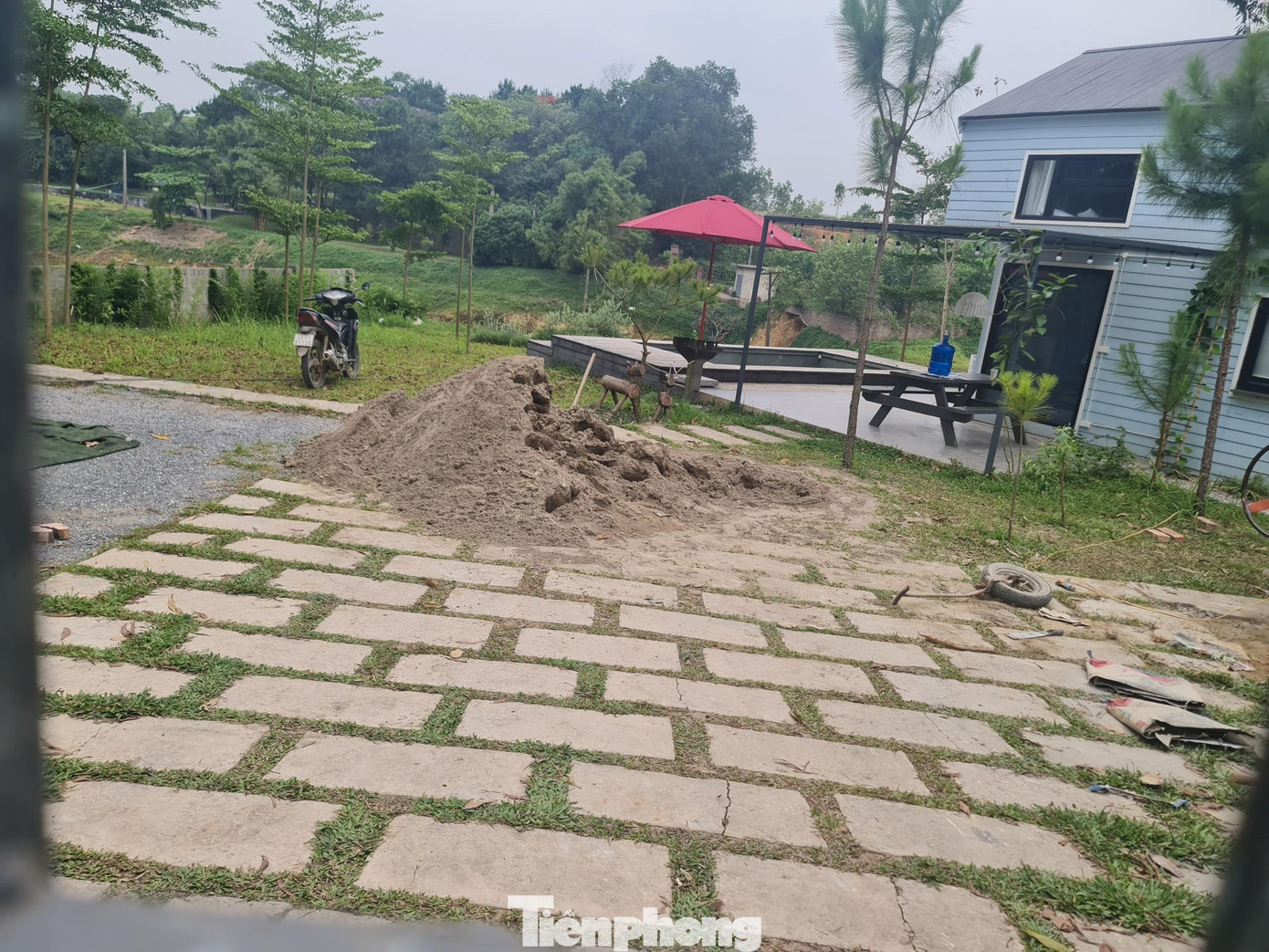 Về hàng loạt công trình xây dựng mới trên những vị trí đất quy hoạch, đất rừng. PV Tiền Phong đã đặt lịch làm việc với lãnh đạo UBND xã Minh Phú nhưng đến thời điểm này vẫn chưa nhận được hồi âm.