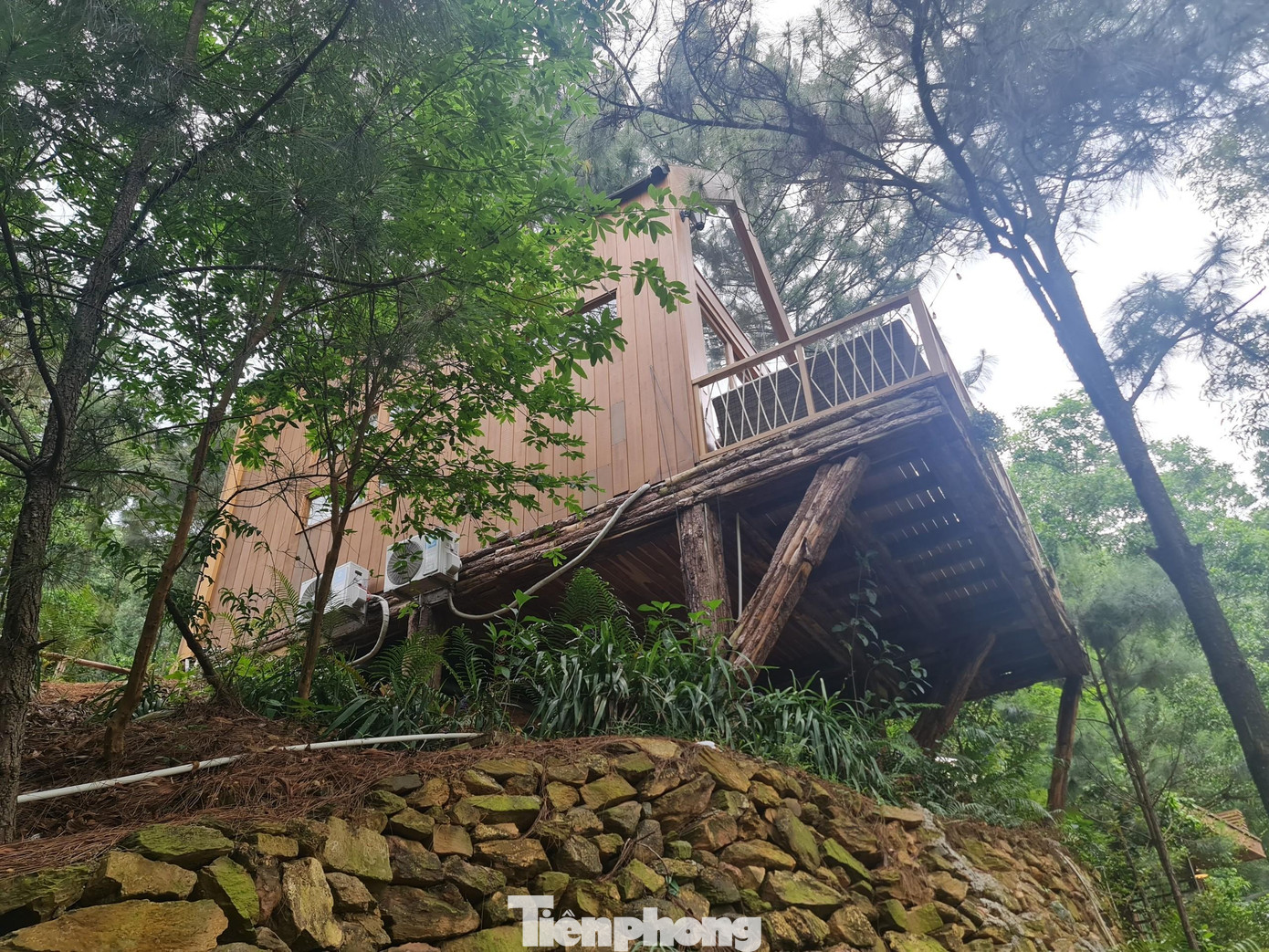 Lãnh đạo UBND huyện Sóc Sơn thừa nhận việc chậm trễ thực hiện kết luận thanh tra, do vướng mắc trong lập hồ sơ xử lý. Khi triển khai rà soát, hoàn thiện hồ sơ đối với từng thửa đất, nhiều người dân, nhất là những hộ dân mua bán, chuyển nhượng đất không hợp tác cung cấp giấy tờ đất đai. Trong khi hầu hết các xã không có sổ mục kê đất đai kèm theo bản đồ địa chính đo đạc năm 1993 nên việc xác định thời điểm sử dụng đất thiếu căn cứ.