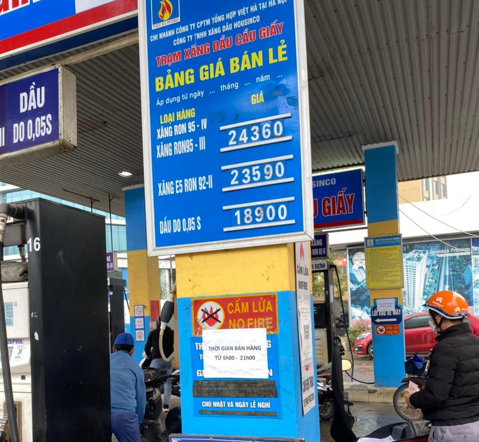 Niêm yết giá và thời gian bán hàng tại cây xăng bị phản ánh đóng cửa không bán hàng. Ảnh: Cục QLTT Hà Nội cung cấp Niêm yết giá và thời gian bán hàng tại cây xăng bị phản ánh đóng cửa không bán hàng. Ảnh: Cục QLTT Hà Nội cung cấp