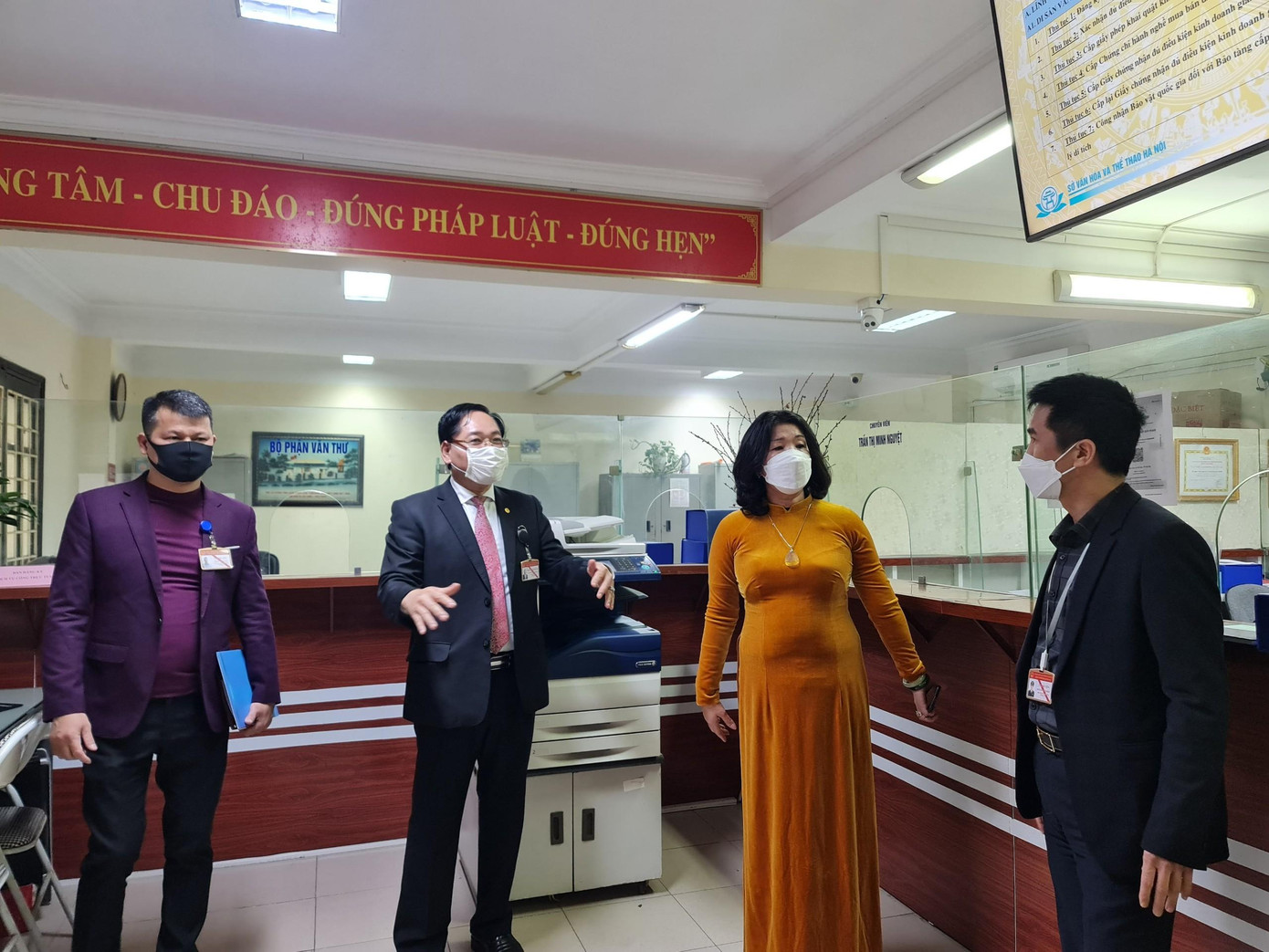 Ông Đinh Mạnh Hùng, Phó Giám đốc Sở Nội Vụ Hà Nội dẫn đầu đoàn kiểm tra đến kiểm tra công tác làm việc đầu năm mới tại bộ phận một cửa của Sở Văn hóa Thể thao Hà Nội