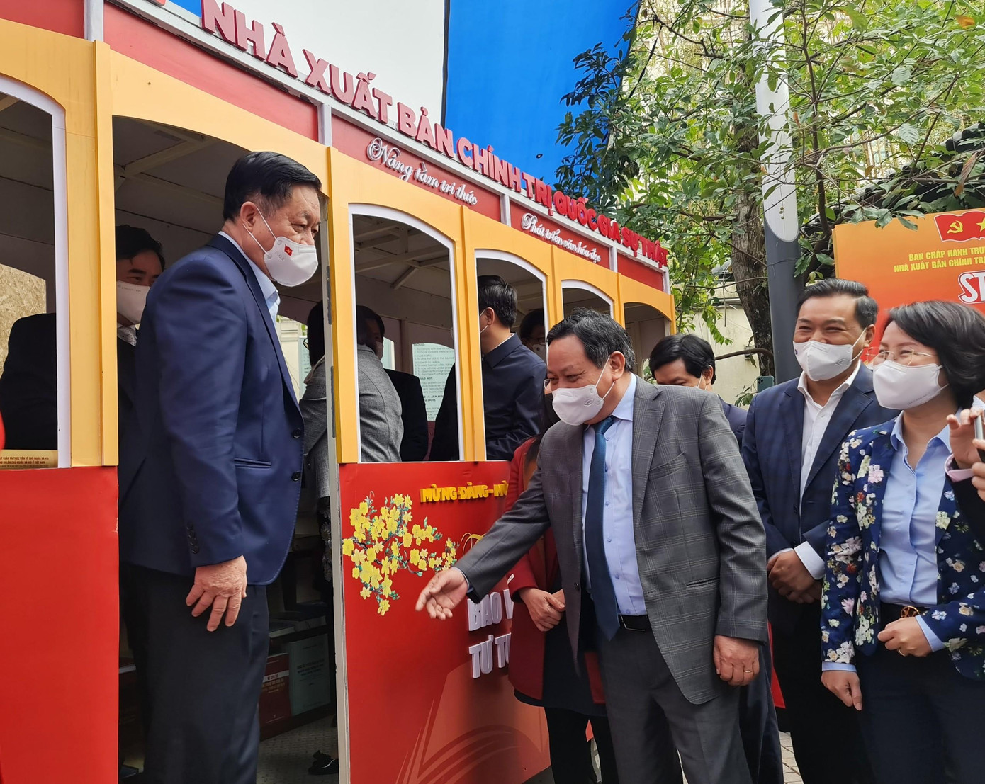 Gian giới thiệu sách trên tàu điện Hà Nội xưa được đánh giá mới mẻ và tạo cảm hứng cho bạn đọc Gian giới thiệu sách trên tàu điện Hà Nội xưa được đánh giá mới mẻ và tạo cảm hứng cho bạn đọc