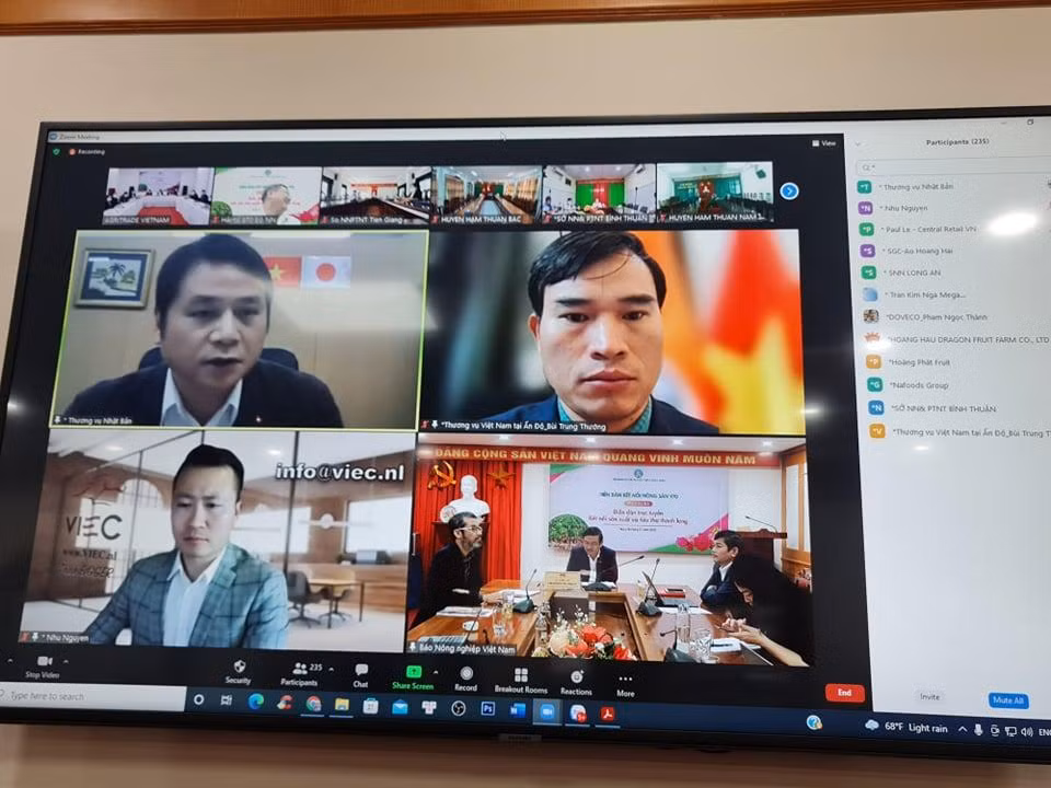 Ông Tạ Đức Minh, Tham tán thương mại phụ trách thị trường Việt Nam tại Tokyo, Nhật Bản trao đổi tại diễn đàn
