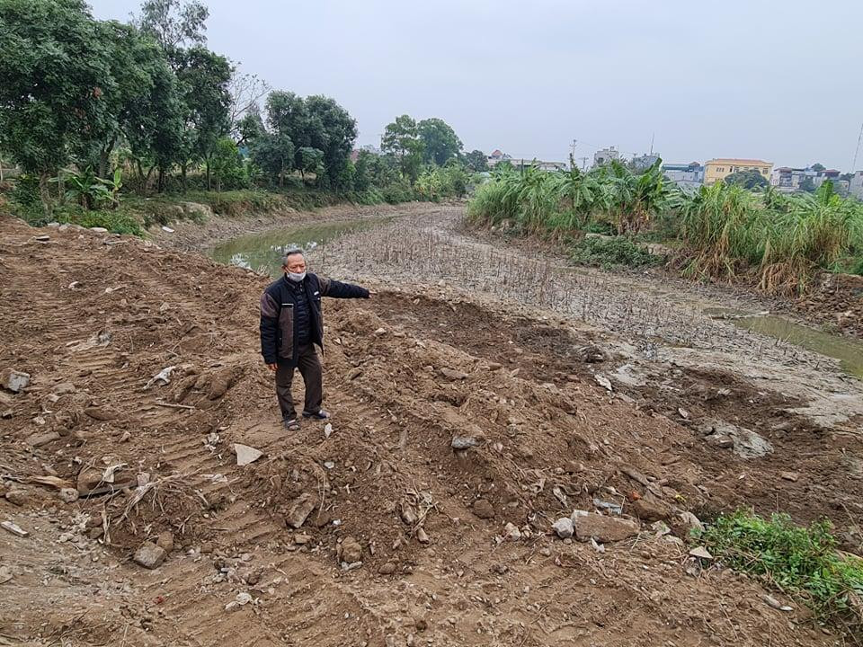 Trong tháng 1/2022, một số khu vực đất nông nghiệp tiếp tục bị đổ đất không thể canh tác Trong tháng 1/2022, một số khu vực đất nông nghiệp tiếp tục bị đổ đất không thể canh tác