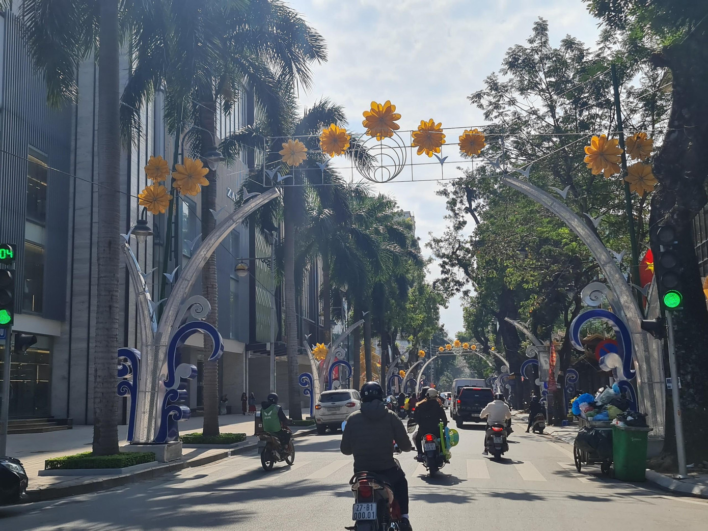 Phố Bà Triệu đã hoàn tất cổng hoa, đèn chiếu sáng trang trí Phố Bà Triệu đã hoàn tất cổng hoa, đèn chiếu sáng trang trí