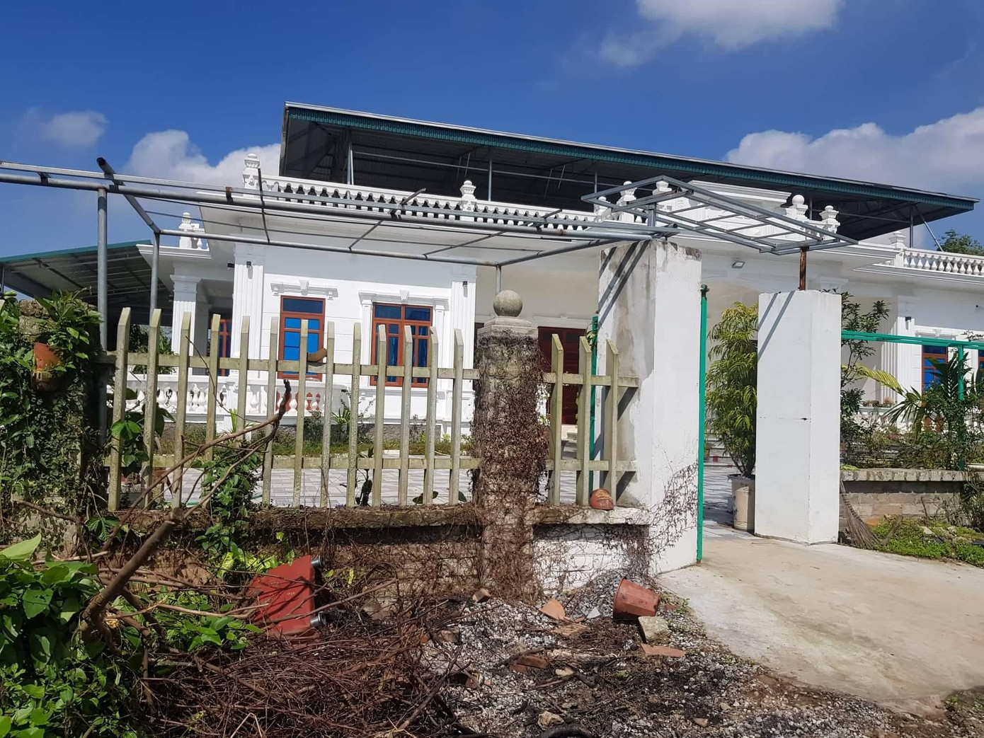 Trong khi đất người dân không thể canh tác thì các công trình trái phép lại mọc lên Trong khi đất người dân không thể canh tác thì các công trình trái phép lại mọc lên