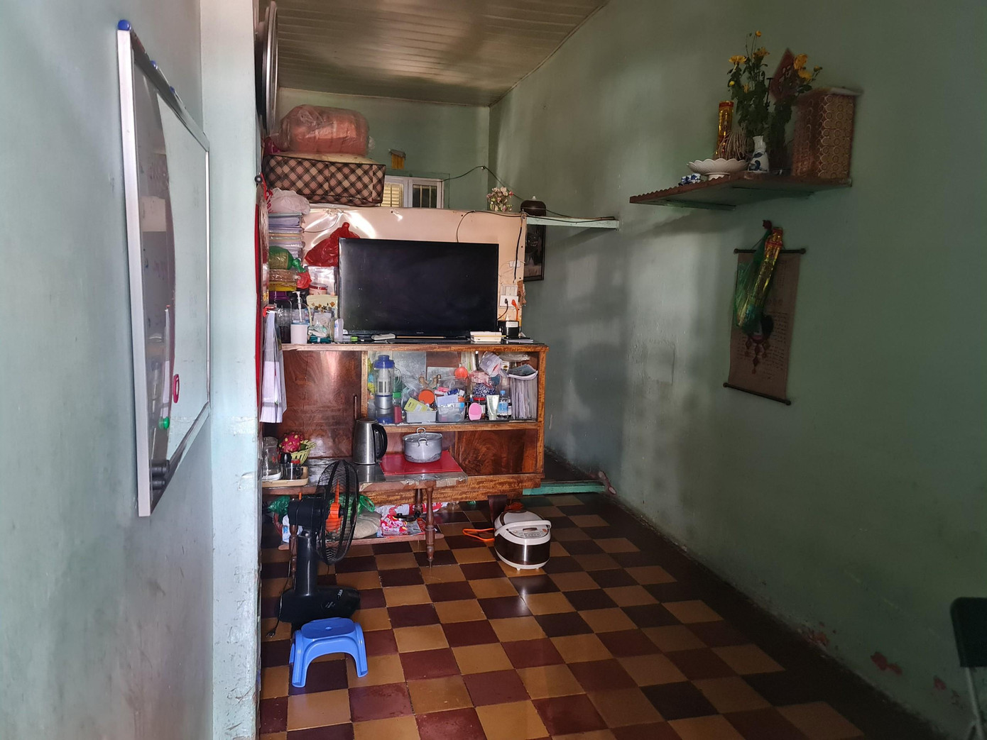 Căn hộ của ông Nam chỉ đủ cho nhu cầu sinh hoạt tối thiểu