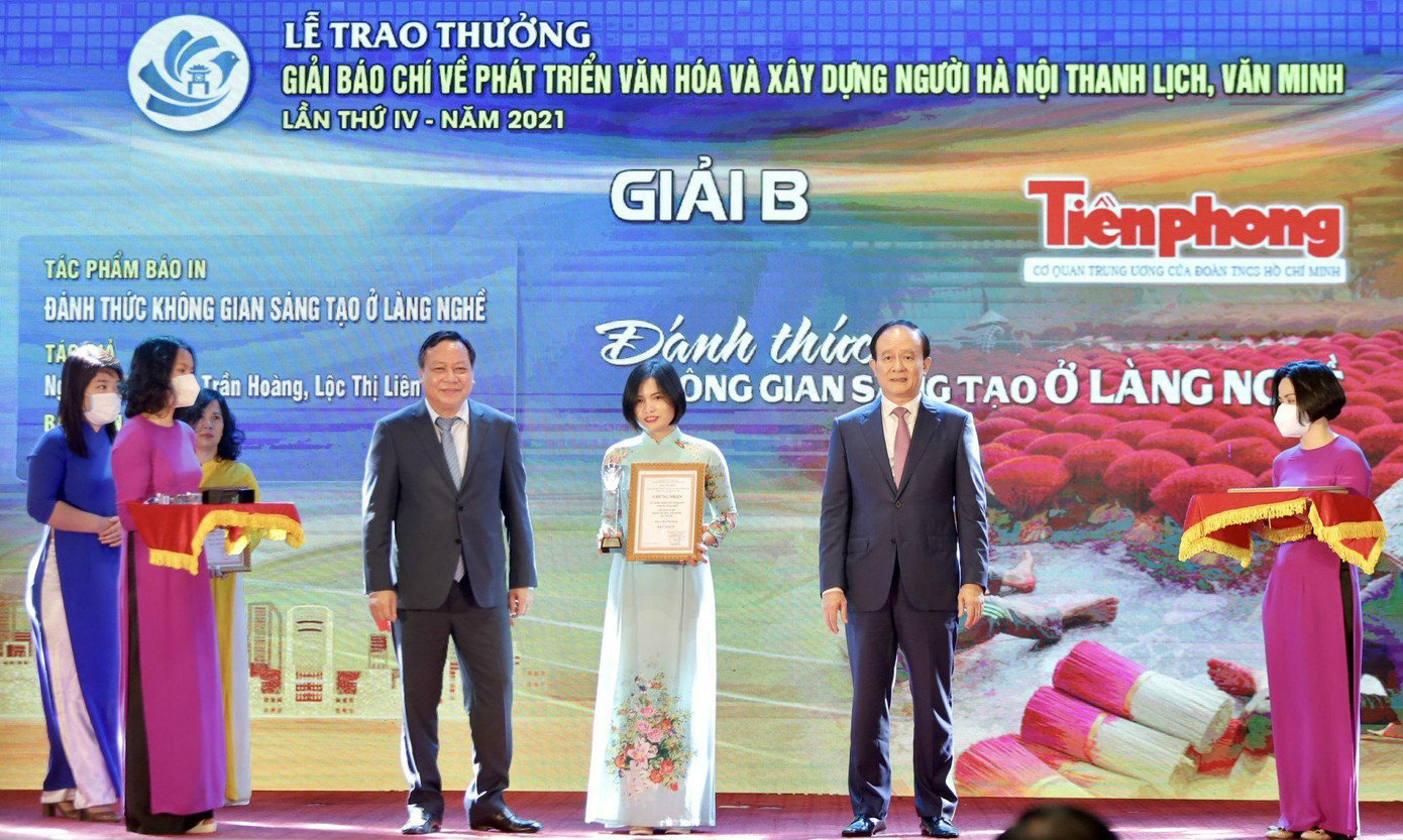 Nhà báo Toan Toan, đại diện nhóm tác giả nhận Giải B Giải Báo chí về phát triển văn hóa và xây dựng người Hà Nội thanh lịch, văn minh lần thứ IV- năm 2021