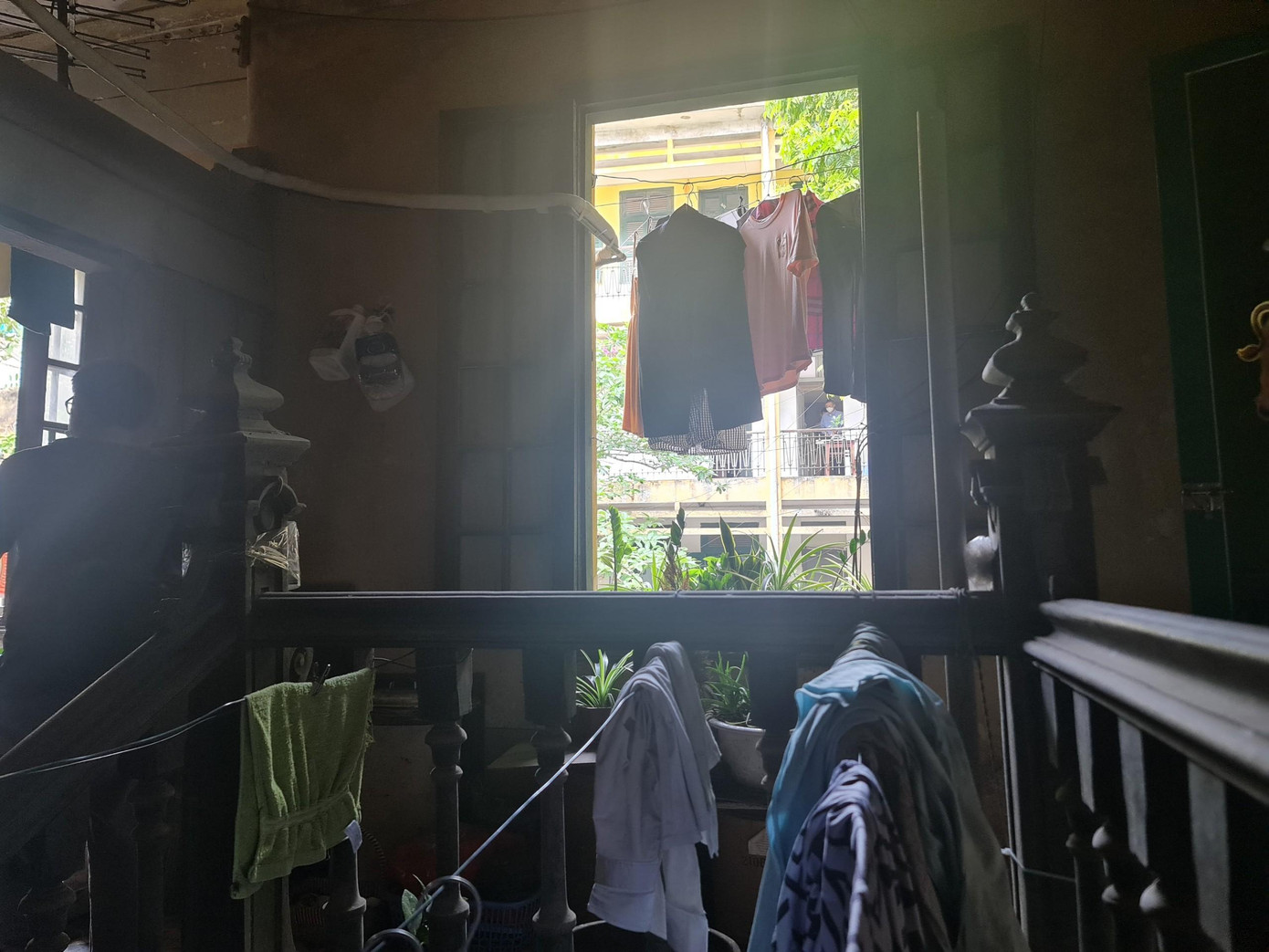 Người dân ở đây cho biết, họ đã nhiều lần kiến nghị UBND các cấp tạo điều kiện để sửa chữa. Thế nhưng biệt thự hiện đang thuộc quản lý của Bộ Quốc phòng nên Hà Nội vẫn đang chờ ý kiến để xử lý.