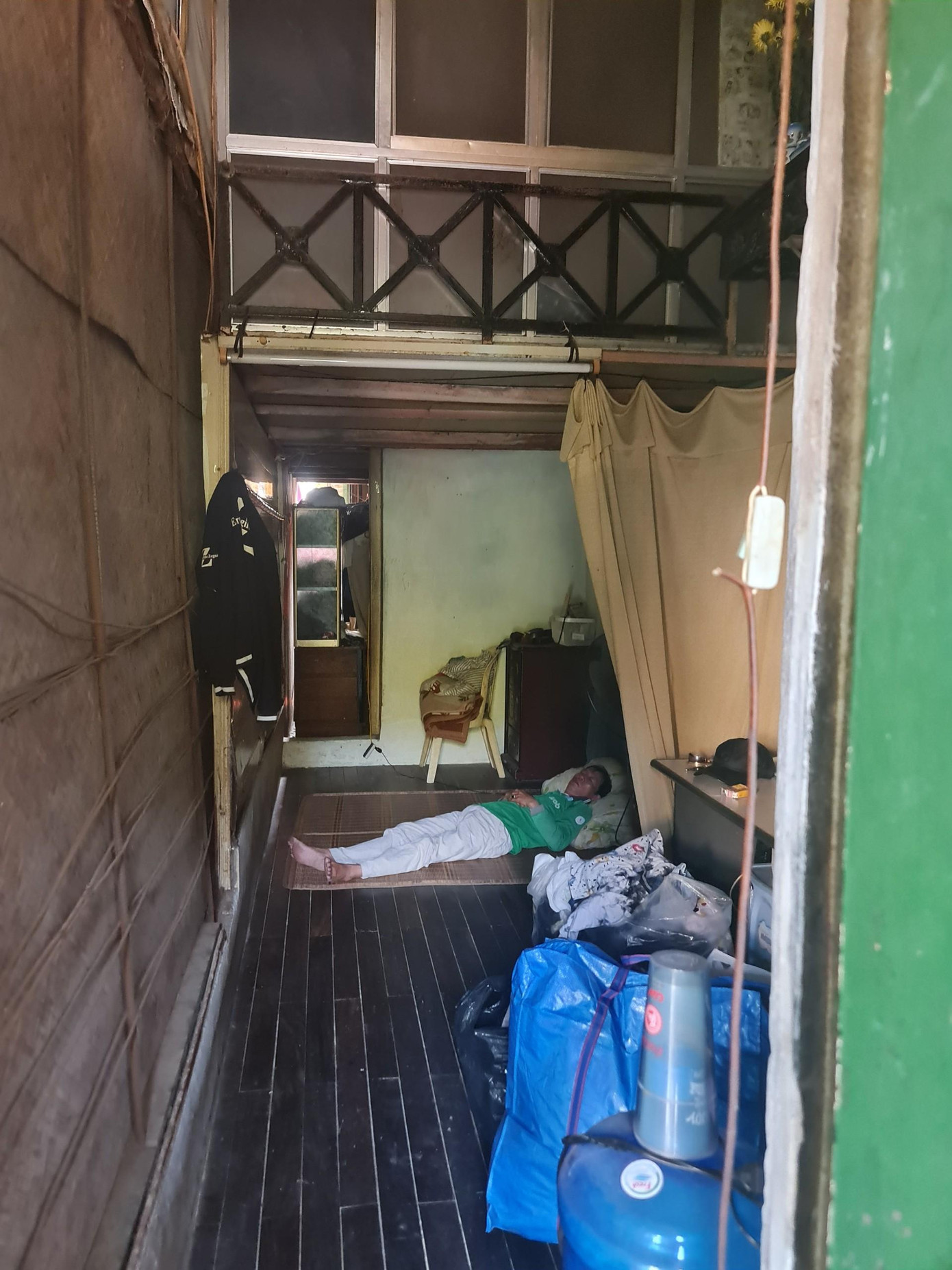 Căn phòng cũ của biệt thự Pháp được chia đôi bằng bức vách diện tích 19m2 để hai hộ dân sinh sống.