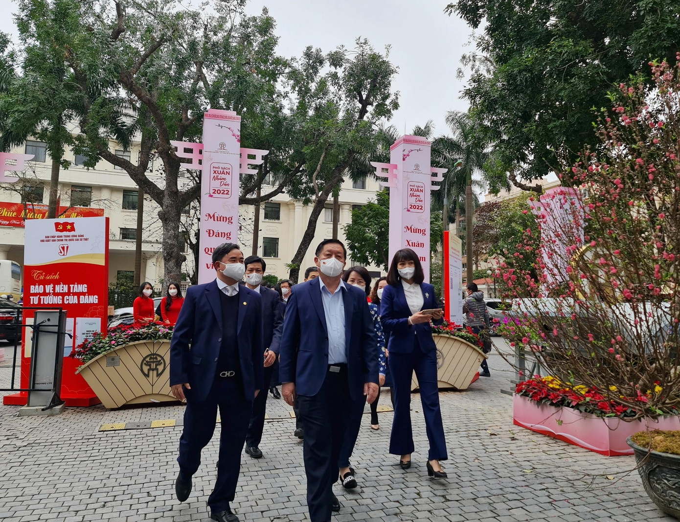 Chiều 9/2, Bí thư Trung ương Đảng, Trưởng Ban Tuyên giáo Trung ương Nguyễn Trọng Nghĩa đến thăm Phố sách Xuân Nhâm Dần (phường Trần Hưng Đạo, quận Hoàn Kiếm, Hà Nội). Chiều 9/2, Bí thư Trung ương Đảng, Trưởng Ban Tuyên giáo Trung ương Nguyễn Trọng Nghĩa đến thăm Phố sách Xuân Nhâm Dần (phường Trần Hưng Đạo, quận Hoàn Kiếm, Hà Nội).