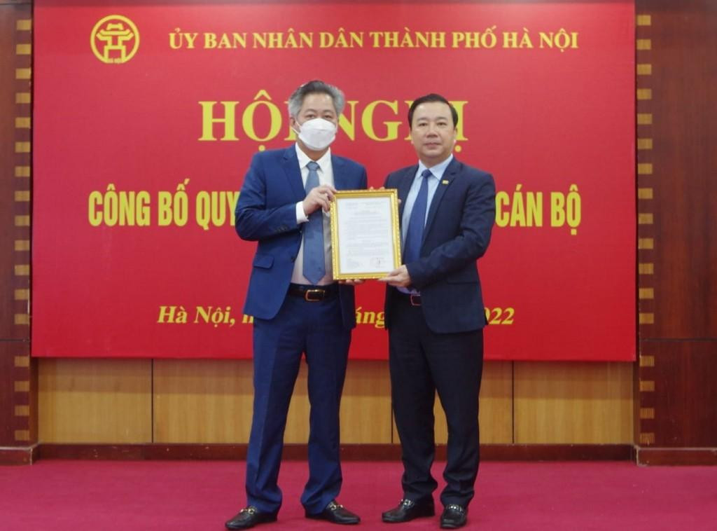 Ông Nguyễn Tiến Sỹ (trái) nhận Quyết định bổ nhiệm từ Phó Chủ tịch UBND thành phố Hà Nội.