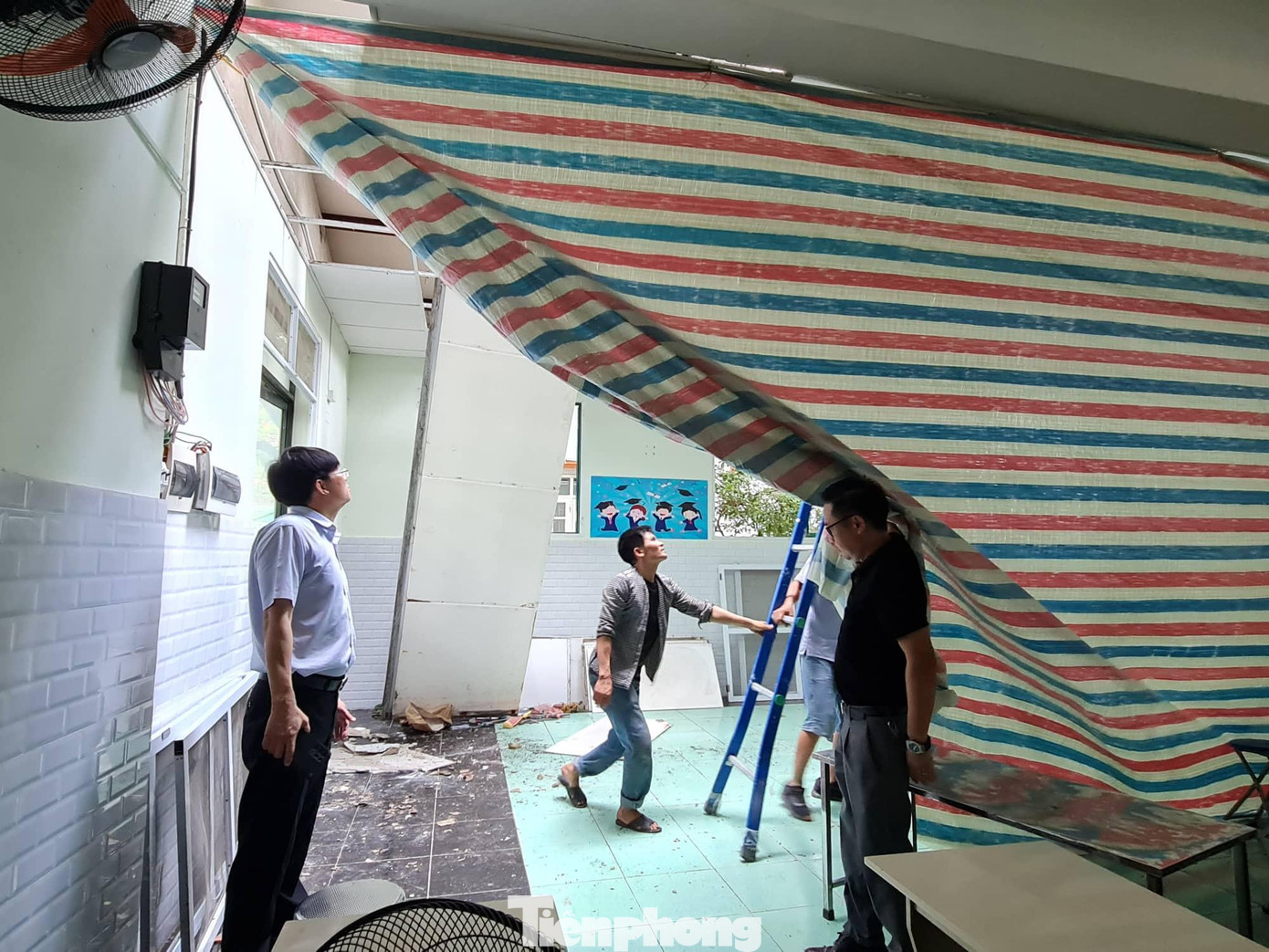 Do nhu cầu của nhà trường phục vụ học sinh nên trường đã làm thêm một gian nối liền với phòng ăn cũ của trường.