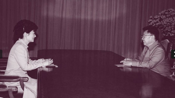 Bà Park Geun-Hye trong buổi hội đàm với cựu nhà lãnh đạo Triều Tiên Kim Jong Il năm 2002. Bà Park Geun-Hye trong buổi hội đàm với cựu nhà lãnh đạo Triều Tiên Kim Jong Il năm 2002