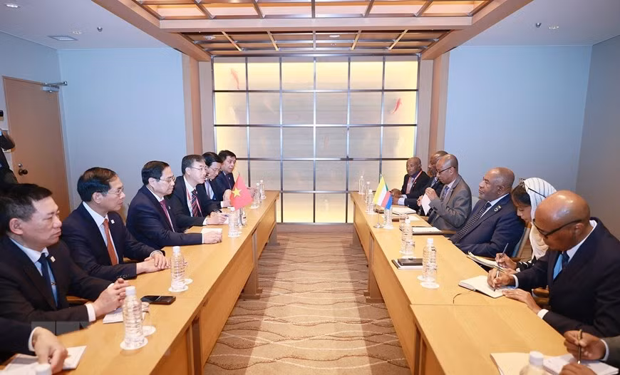 Thủ tướng Phạm Minh Chính hội kiến ông Azali Assoumani, Tổng thống Liên bang Comoros. (Ảnh: Dương Giang/TTXVN) Thủ tướng Phạm Minh Chính hội kiến ông Azali Assoumani, Tổng thống Liên bang Comoros. (Ảnh: Dương Giang/TTXVN)