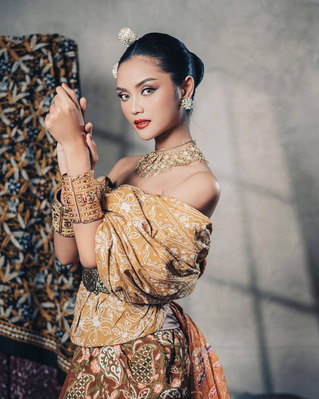 Người đẹp đã tốt nghiệp chuyên ngành y khoa tại Padjadjaran University vào năm 2018. Farhana Nariswari muốn tập trung vào việc cung cấp nền tảng giáo dục cho trẻ em nghèo ở khu vực West Java. Cô cũng muốn truyền tải thông điệp về việc phụ nữ hãy tự kiến tạo tương lai cho bản thân mình.