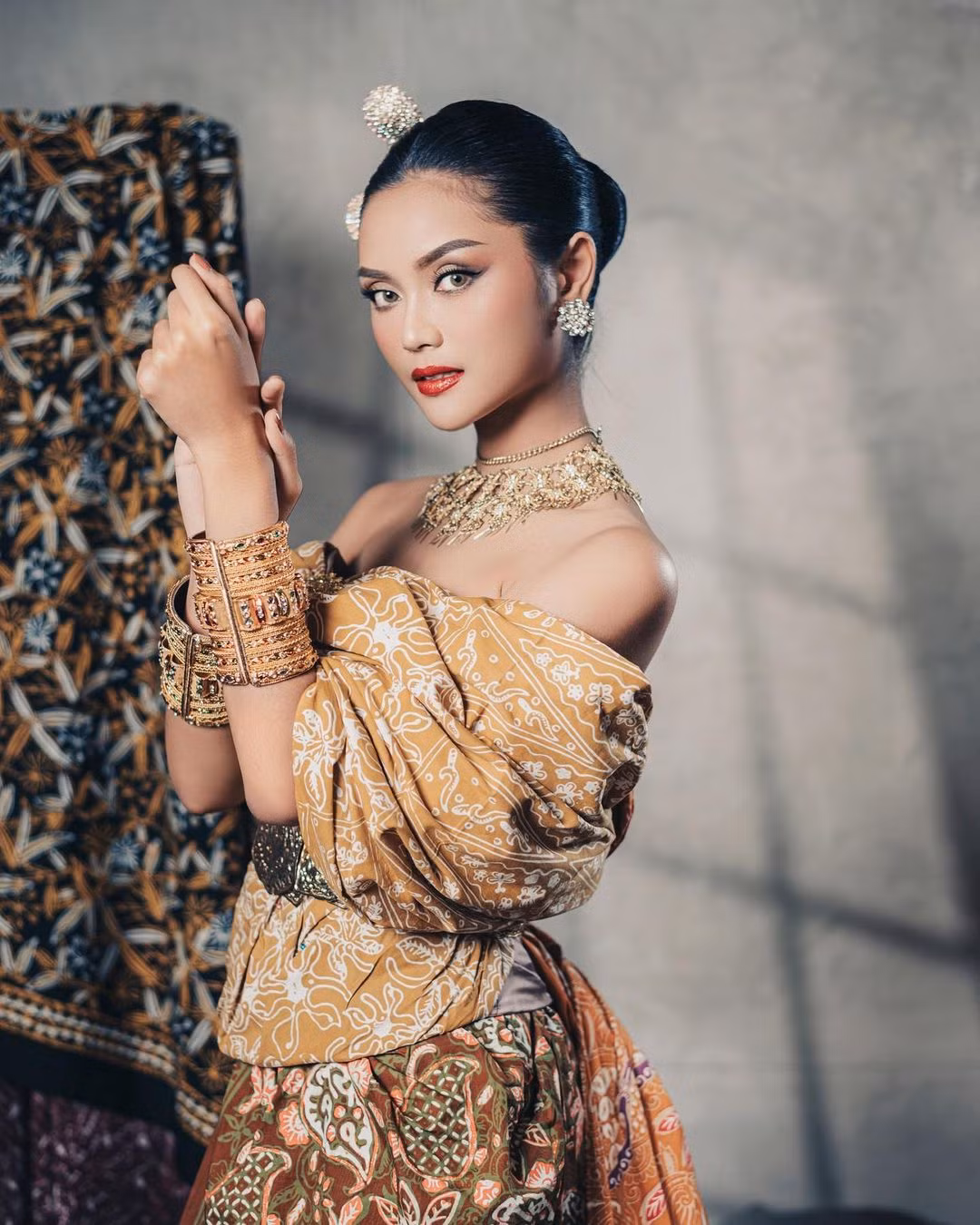 Người đẹp đã tốt nghiệp chuyên ngành y khoa tại Padjadjaran University vào năm 2018. Farhana Nariswari muốn tập trung vào việc cung cấp nền tảng giáo dục cho trẻ em nghèo ở khu vực West Java. Cô cũng muốn truyền tải thông điệp về việc phụ nữ hãy tự kiến tạo tương lai cho bản thân mình.