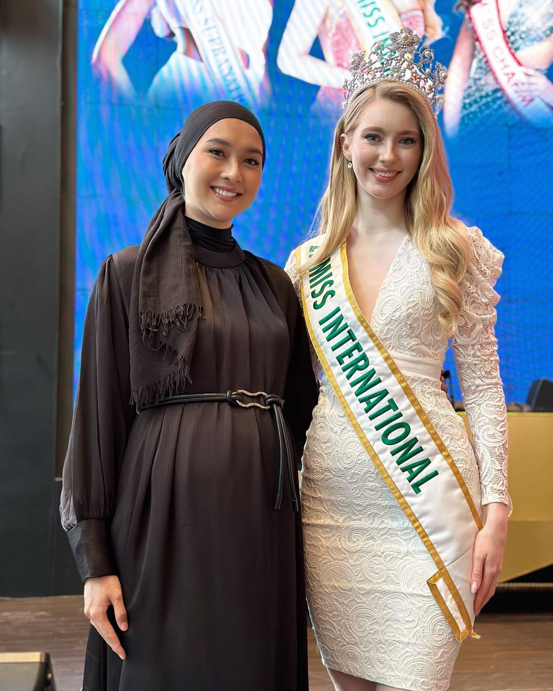 Trang chủ Hoa hậu Quốc tế gây tranh cãi khi khẳng định Hoa hậu Quốc tế 2017 Kevin Lilliana (trái) là người phụ nữ Indonesia đầu tiên và duy nhất tính đến thời điểm này từng giành chiến thắng ở một cuộc thi sắc đẹp quốc tế chính thống.