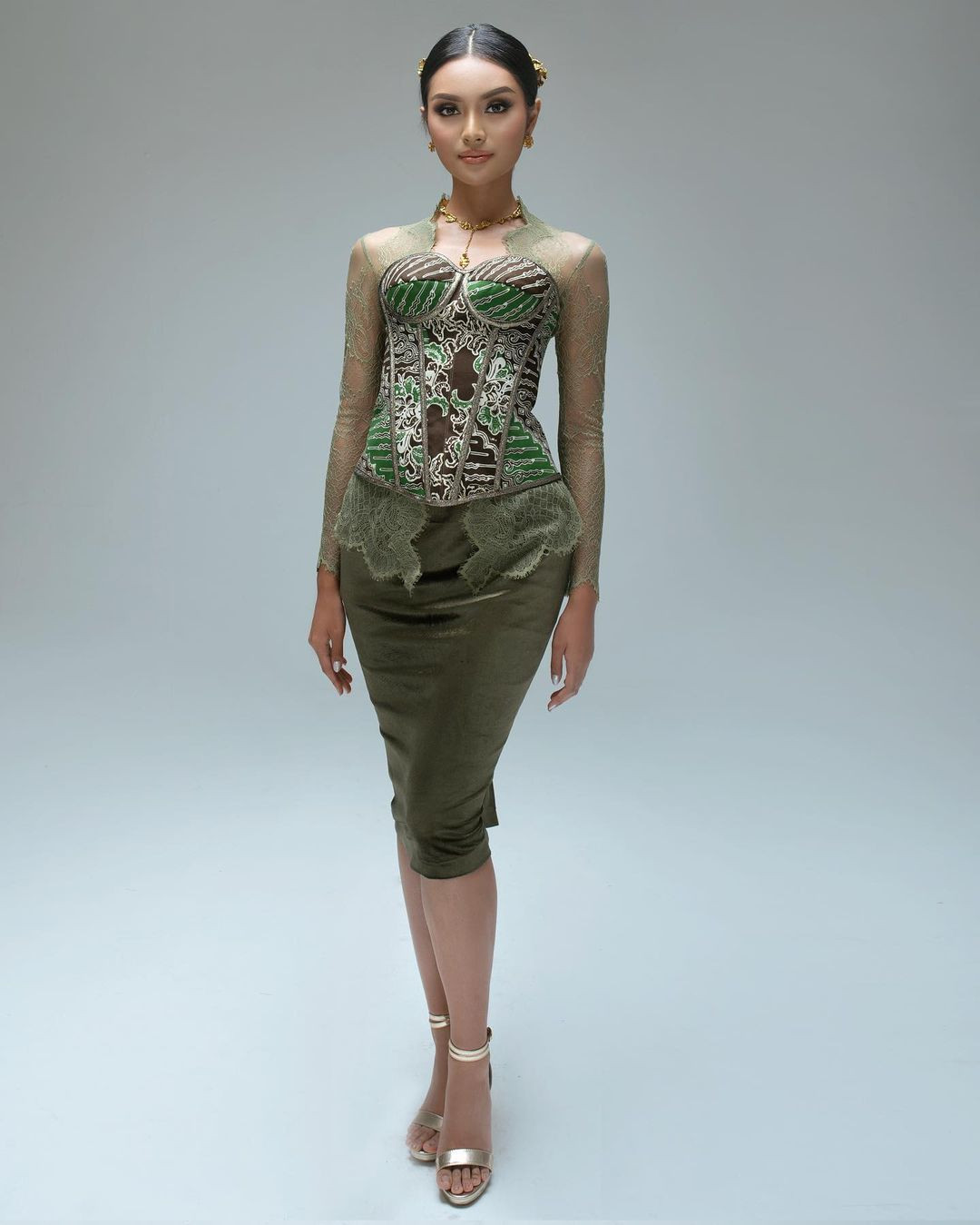 Farhana Nariswari cũng được xem là người đẹp đầu tiên giúp vùng West Java đăng quang ngôi vị cao nhất tại cuộc thi sắc đẹp lâu đời nhất Indonesia trong vòng suốt 30 năm qua.