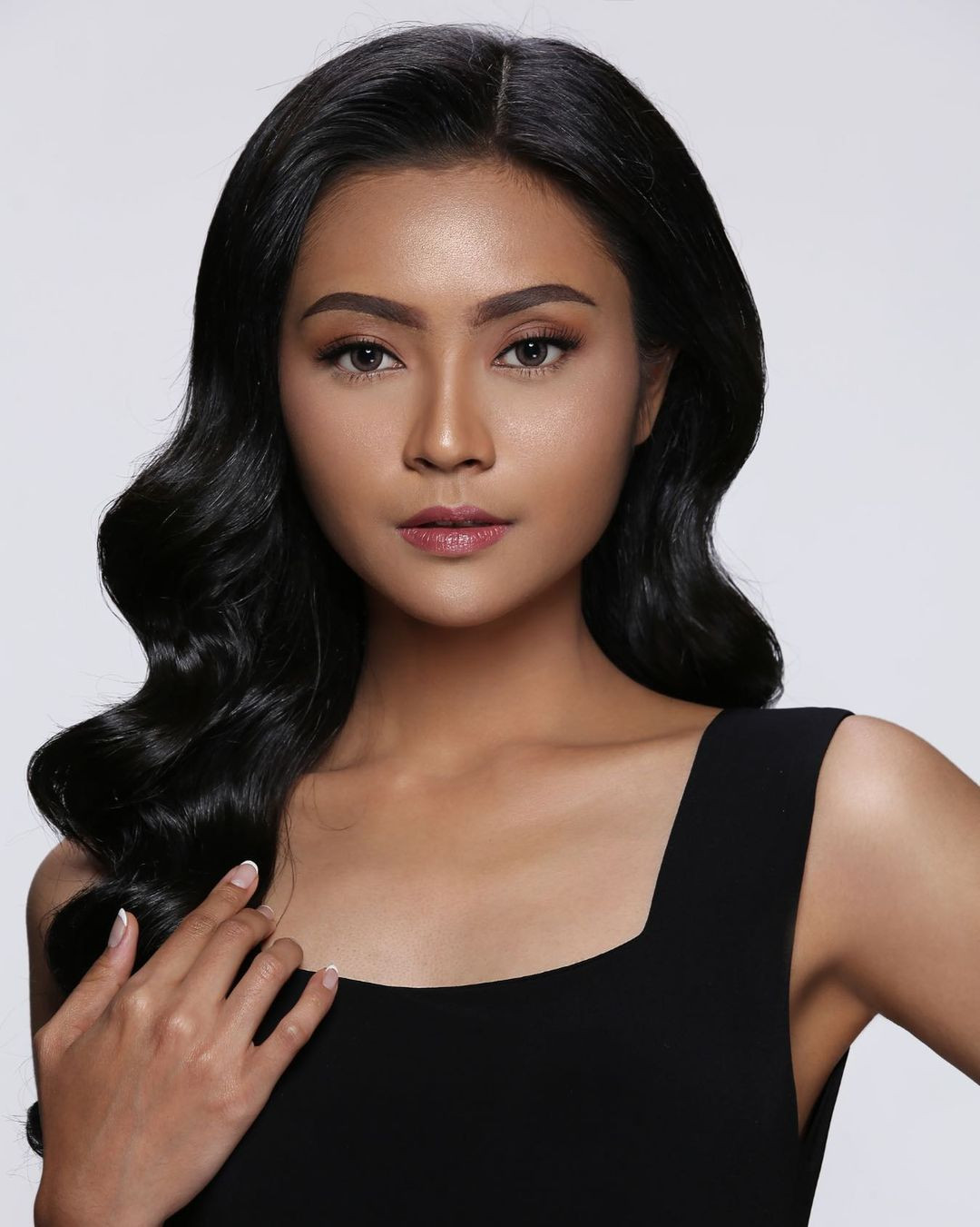 Sau đó, nhiều khán giả vào trang cá nhân của người đẹp để tìm hiểu thêm về nhan sắc thật ngoài đời thường của cô. Đa phần ý kiến đều nhận xét ở ngoài đời, tân hoa hậu có vẻ ngoài tươi tắn, rạng rỡ hơn nhiều so với đêm chung kết.