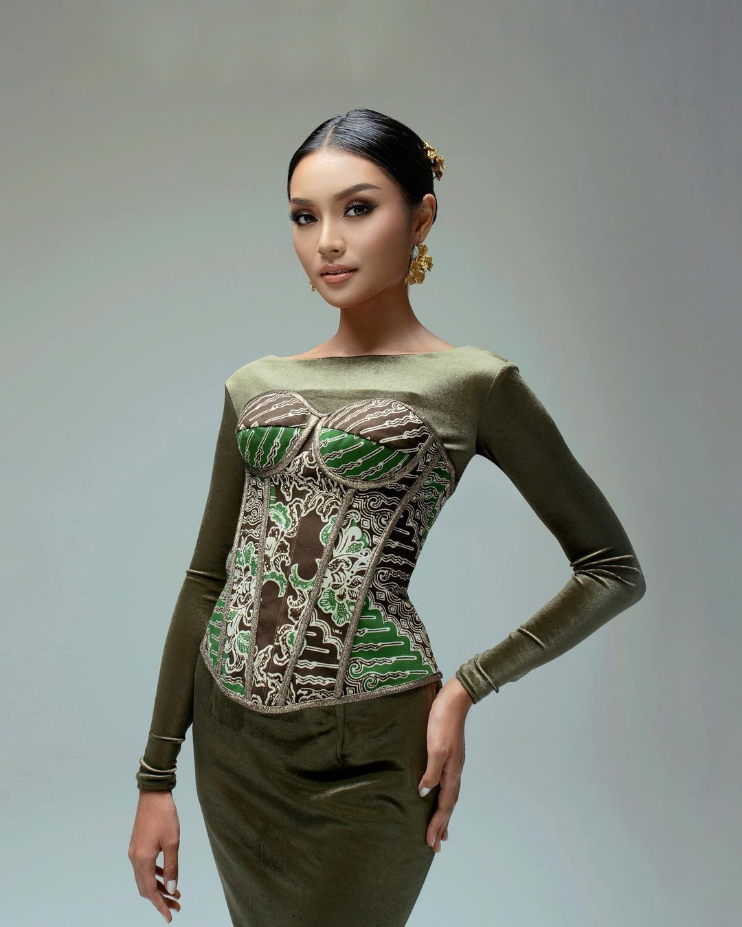 Farhana Nariswari cũng được xem là người đẹp đầu tiên giúp vùng West Java đăng quang ngôi vị cao nhất tại cuộc thi sắc đẹp lâu đời nhất Indonesia trong vòng suốt 30 năm qua.