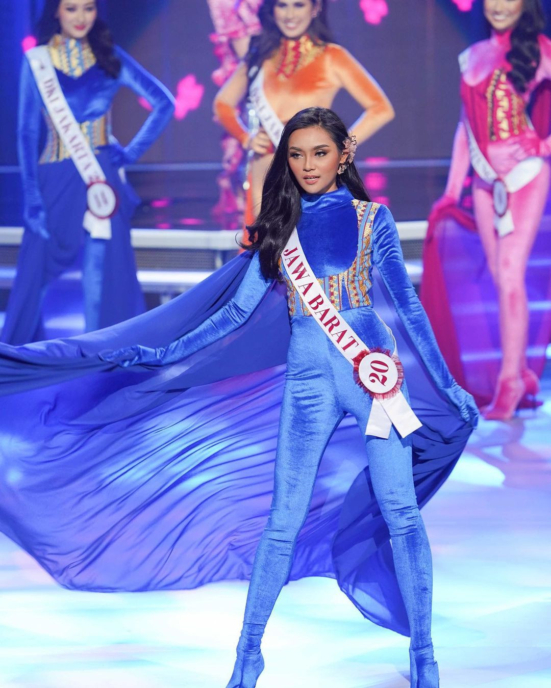 Người đẹp Farhana Nariswari đại diện khu vực Jawa Barat đã đăng quang ngôi vị cao nhất - Hoa hậu Quốc tế Indonesia 2023. Cô mặc bodysuit màu xanh với phần tà bay bổng.