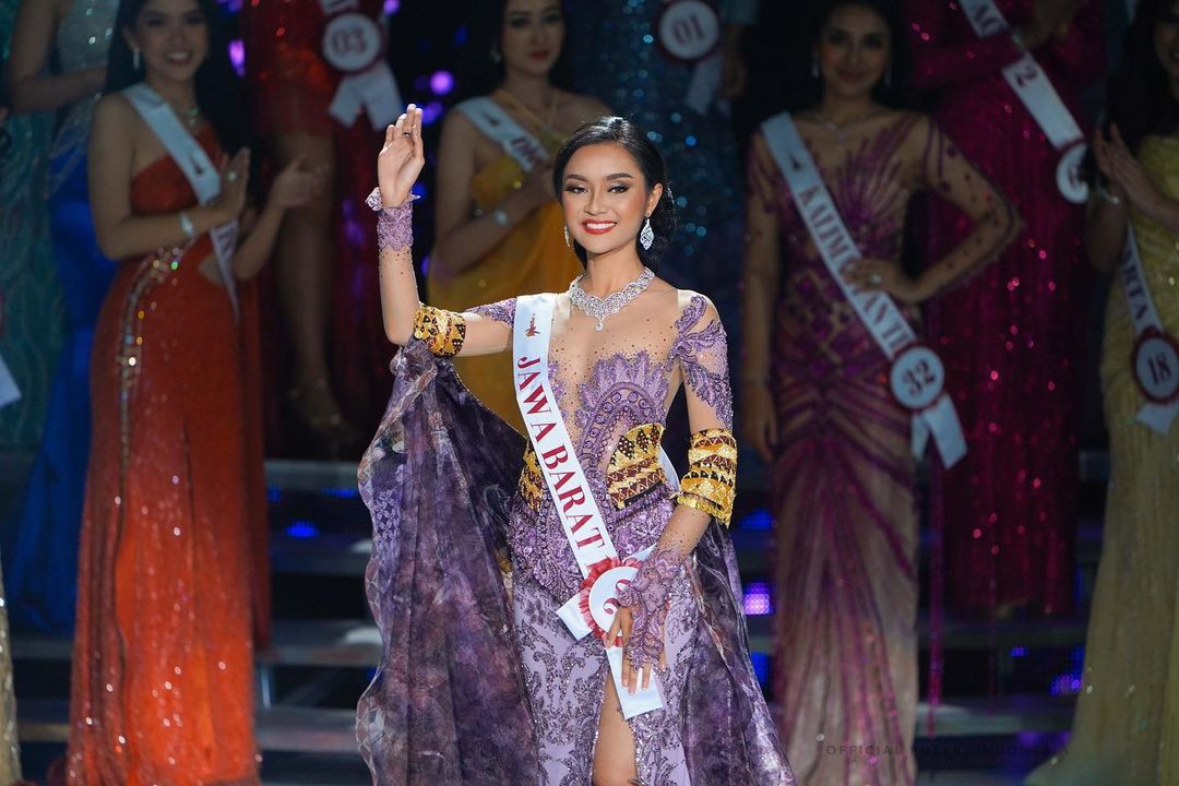 Tối 19/5, đêm chung kết Puteri Indonesia 2023 diễn ra tại trung tâm hội nghị Jakarta với sự tham gia của 46 thí sinh. Kết quả, người đẹp Farhana Nariswari đại diện khu vực Jawa Barat đã đăng quang ngôi vị cao nhất - Hoa hậu Quốc tế Indonesia 2023. Trên nhiều diễn đàn sắc đẹp, khán giả bày tỏ sự thất vọng với nhan sắc của người đẹp. Nhiều ý kiến cho rằng cô quá già, thiếu nổi bật. Tuy nhiên, cũng có nhiều khán giả nhận xét người đẹp bị "dìm" nhan sắc do lỗi trang điểm.