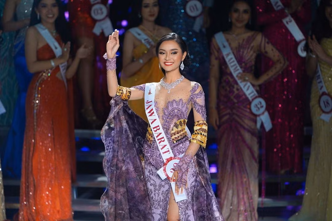 Tối 19/5, đêm chung kết Puteri Indonesia 2023 diễn ra tại trung tâm hội nghị Jakarta với sự tham gia của 46 thí sinh. Kết quả, người đẹp Farhana Nariswari đại diện khu vực Jawa Barat đã đăng quang ngôi vị cao nhất - Hoa hậu Quốc tế Indonesia 2023. Trên nhiều diễn đàn sắc đẹp, khán giả bày tỏ sự thất vọng với nhan sắc của người đẹp. Nhiều ý kiến cho rằng cô quá già, thiếu nổi bật. Tuy nhiên, cũng có nhiều khán giả nhận xét người đẹp bị "dìm" nhan sắc do lỗi trang điểm.