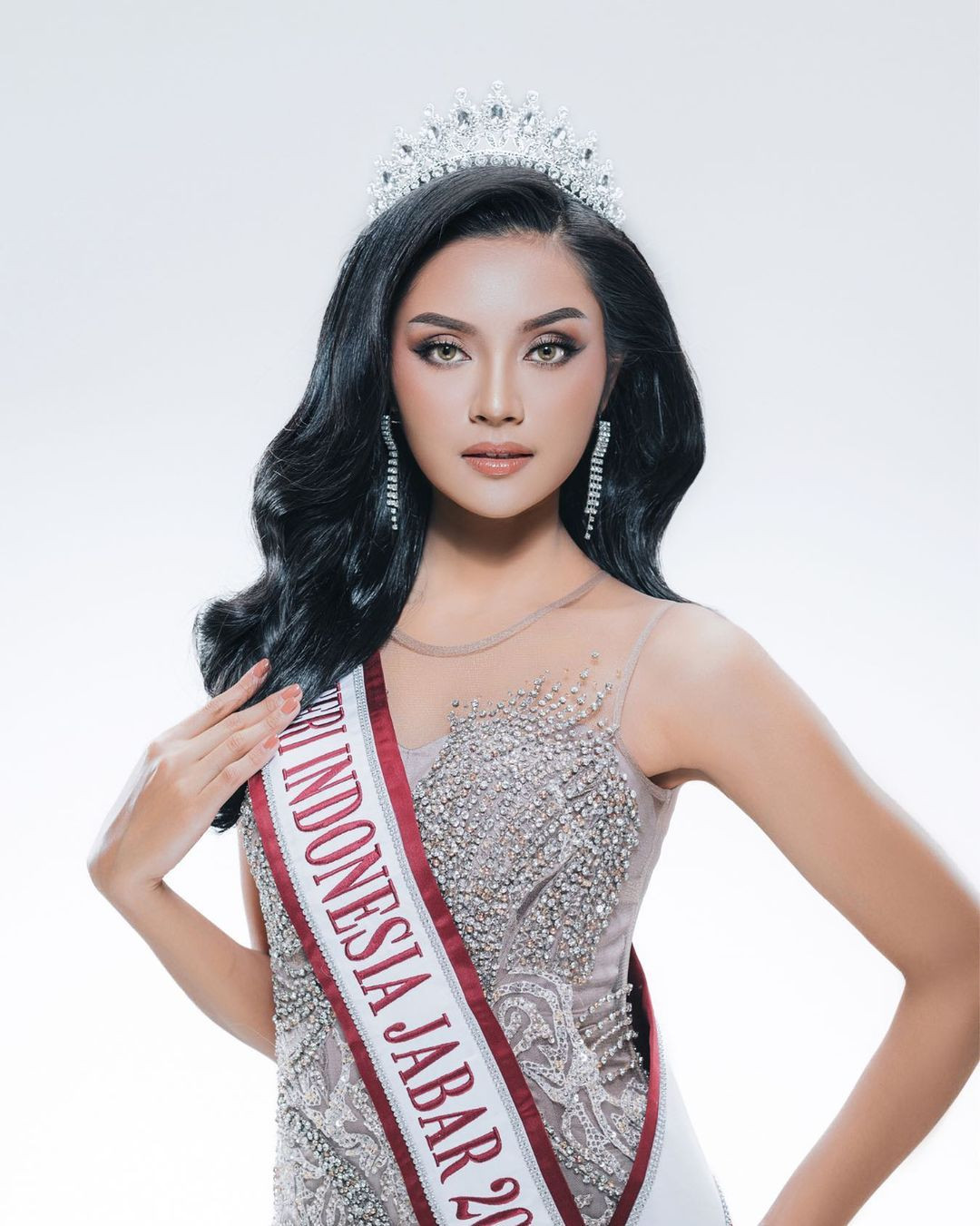 Người đẹp đã tốt nghiệp chuyên ngành y khoa tại Padjadjaran University vào năm 2018. Farhana Nariswari muốn tập trung vào việc cung cấp nền tảng giáo dục cho trẻ em nghèo ở khu vực West Java. Cô cũng muốn truyền tải thông điệp về việc phụ nữ hãy tự kiến tạo tương lai cho bản thân mình.