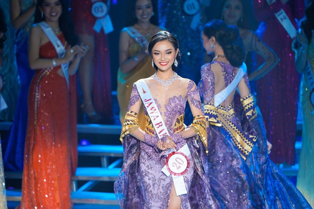 Tối 19/5, đêm chung kết Puteri Indonesia 2023 diễn ra tại trung tâm hội nghị Jakarta với sự tham gia của 46 thí sinh. Kết quả, người đẹp Farhana Nariswari đại diện khu vực Jawa Barat đã đăng quang ngôi vị cao nhất - Hoa hậu Quốc tế Indonesia 2023. Trên nhiều diễn đàn sắc đẹp, khán giả bày tỏ sự thất vọng với nhan sắc của người đẹp. Nhiều ý kiến cho rằng cô quá già, thiếu nổi bật. Tuy nhiên, cũng có nhiều khán giả nhận xét người đẹp bị "dìm" nhan sắc do lỗi trang điểm.