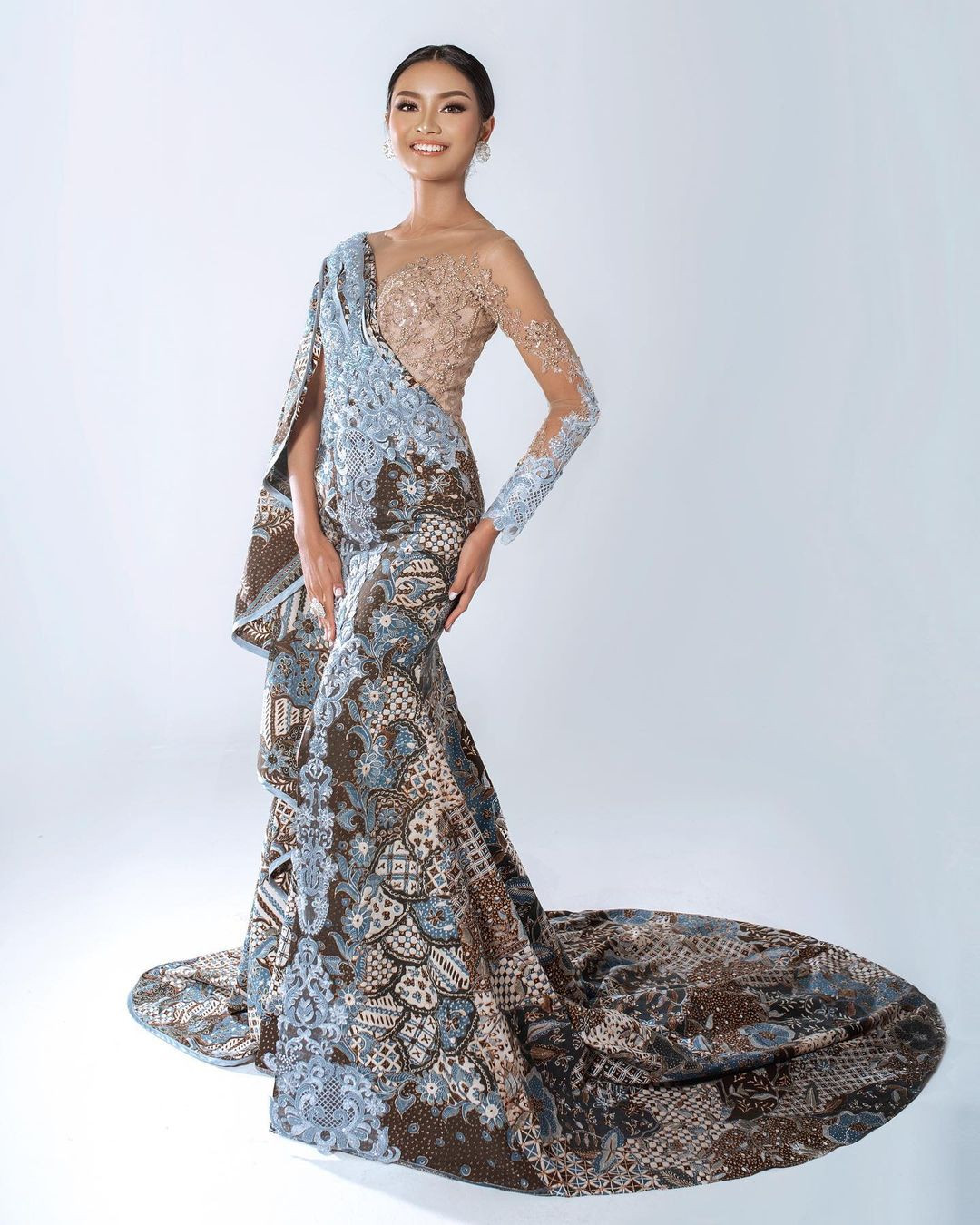 Farhana Nariswari - Hoa hậu Quốc tế Indonesia 2023 năm nay 26 tuổi đến từ tỉnh Bandung. Cô được giới thiệu có chiều cao 1,72 m và thích du lịch, nấu ăn.