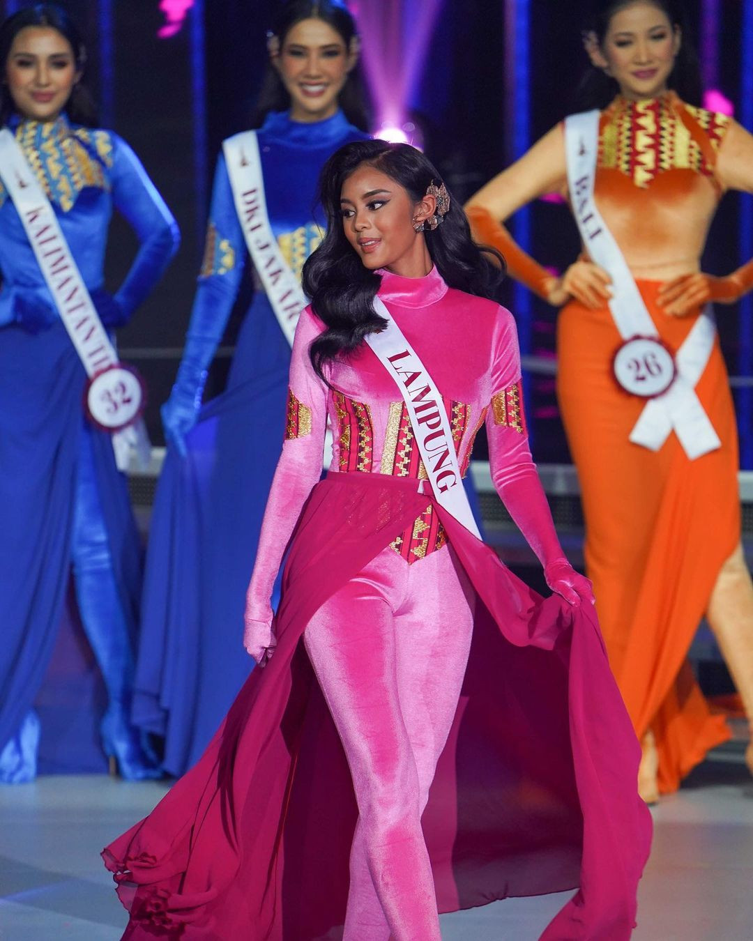 Người đẹp Lulu Zaharani Krisma đại diện khu vực Lampung đăng quang ngôi vị Miss Charm Indonesia 2023. Cô có vẻ ngoài hiện đại, cá tính.