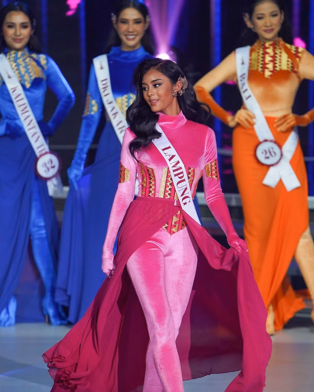 Người đẹp Lulu Zaharani Krisma đại diện khu vực Lampung đăng quang ngôi vị Miss Charm Indonesia 2023. Cô có vẻ ngoài hiện đại, cá tính.