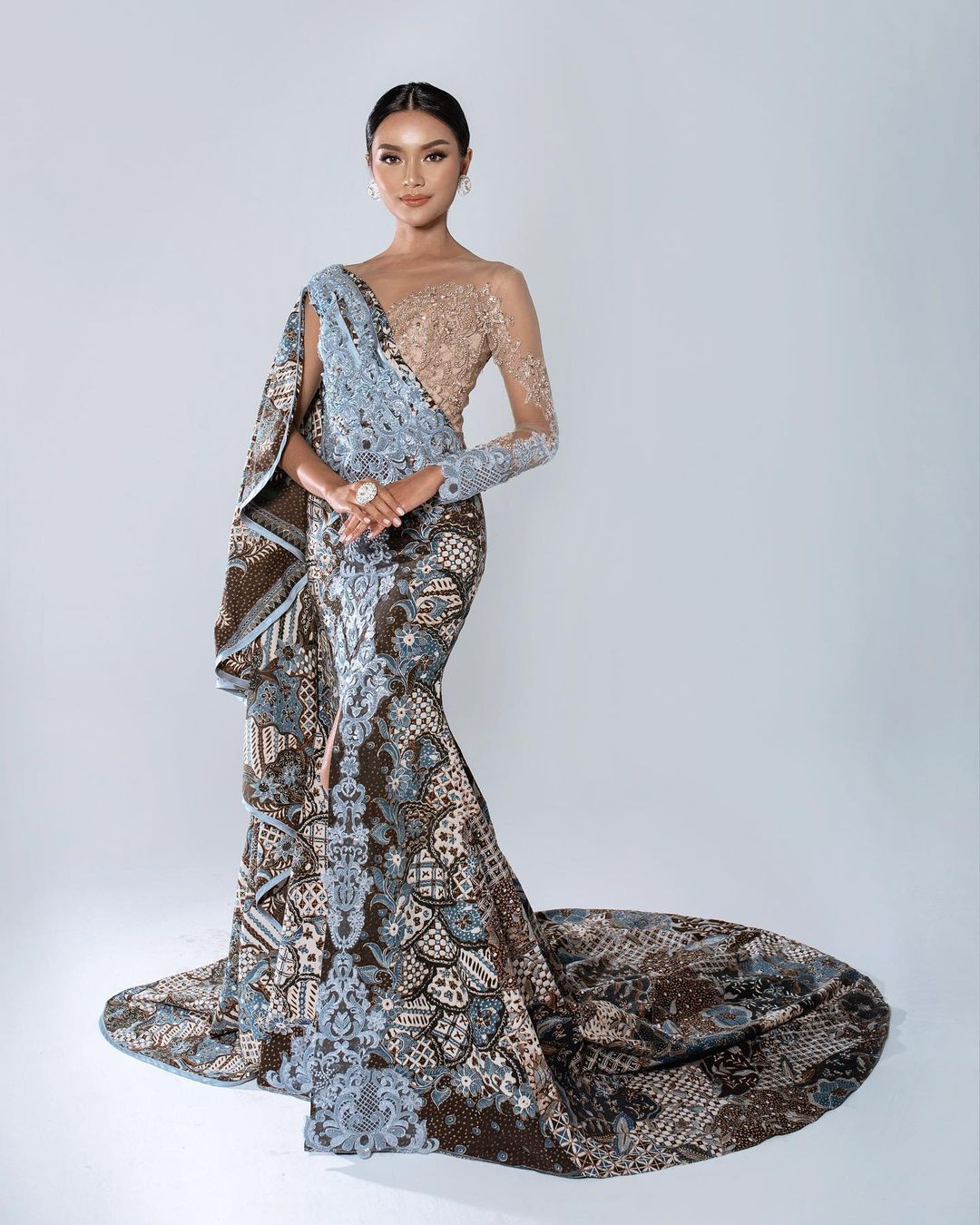 Farhana Nariswari - Hoa hậu Quốc tế Indonesia 2023 năm nay 26 tuổi đến từ tỉnh Bandung. Cô được giới thiệu có chiều cao 1,72 m và thích du lịch, nấu ăn.