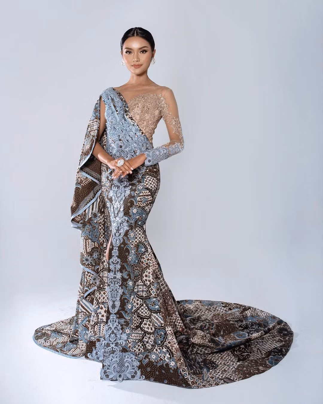 Farhana Nariswari - Hoa hậu Quốc tế Indonesia 2023 năm nay 26 tuổi đến từ tỉnh Bandung. Cô được giới thiệu có chiều cao 1,72 m và thích du lịch, nấu ăn.