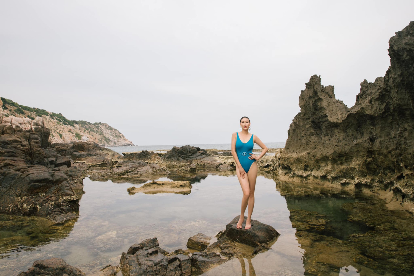 Hà Kiều Anh chuộng những kiểu áo tắm khoét vòng 1, xẻ hông cao để tôn lên hình thể đầy đặn. Cô là một trong những người đẹp duy trì được sức hút bền bỉ trong showbiz.