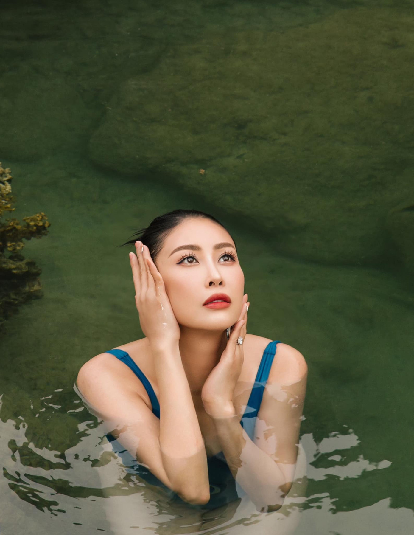 Hoa hậu Hà Kiều Anh diện áo tắm màu xanh, khoe dáng đầy đặn khi đi nghỉ dưỡng. Ở tuổi trung niên, Hoa hậu Việt Nam 1992 vẫn có vóc dáng đáng ngưỡng mộ.