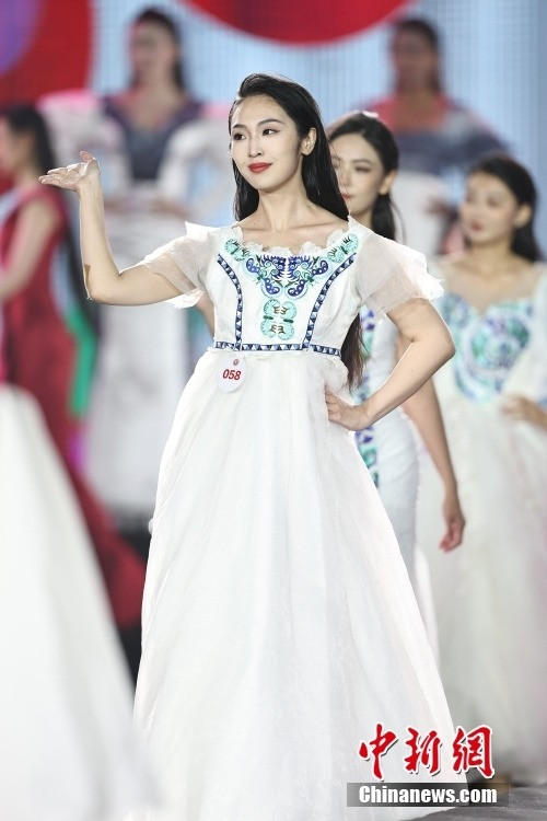 Người đẹp Xu Xin (20 tuổi, đến từ tỉnh Hắc Long Giang) được lựa chọn đại diện Trung Quốc tham dự Miss World lần thứ 71, tổ chức tại UAE vào cuối năm nay.