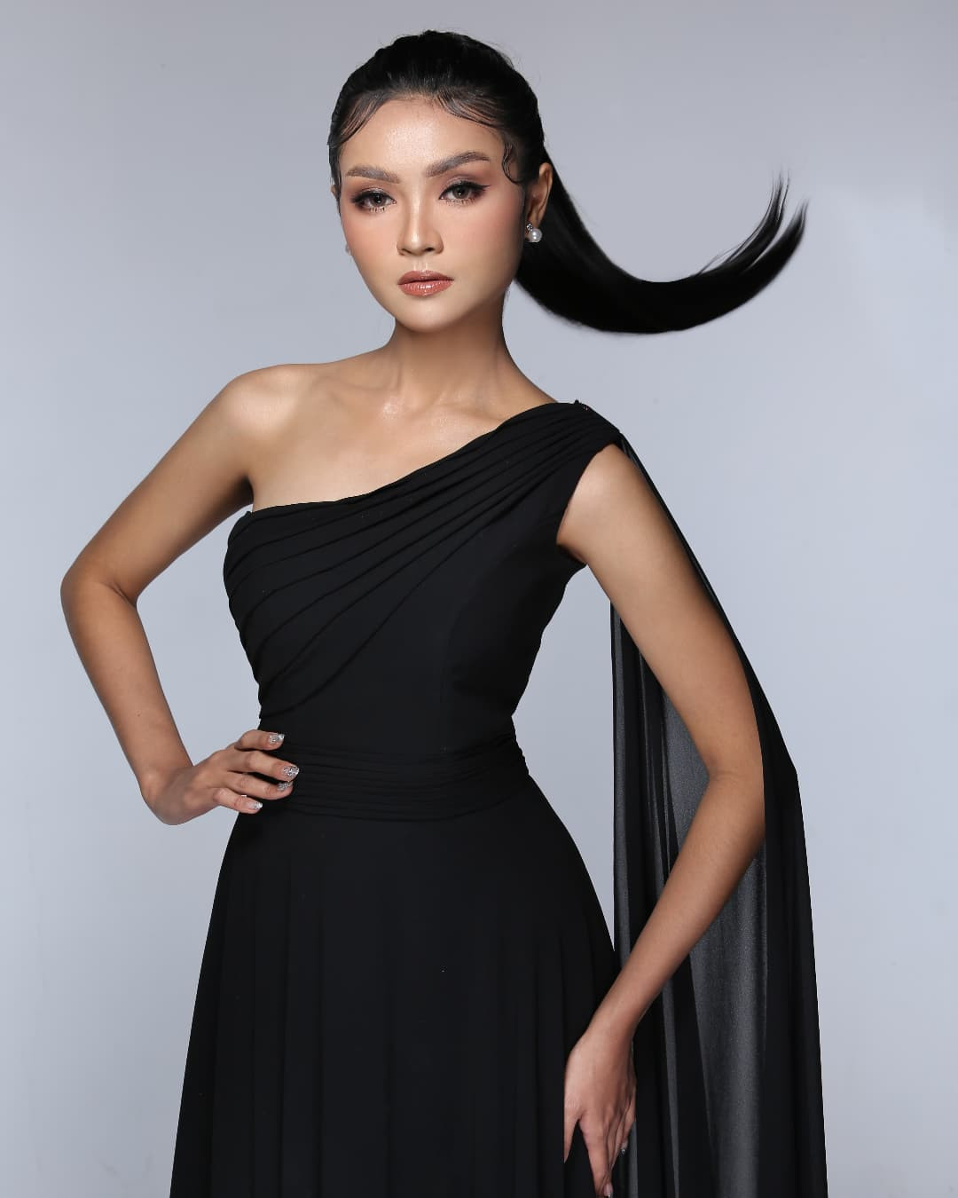 Trên trang cá nhân, người đẹp thường đăng tải những hình ảnh chỉn chu với phong cách thanh lịch, già dặn. Hiếm khi thấy Farhana Nariswari chia sẻ ảnh gợi cảm. Đặc biệt, người đẹp không đăng tải bất kỳ tấm ảnh bikini hay áo tắm nào.