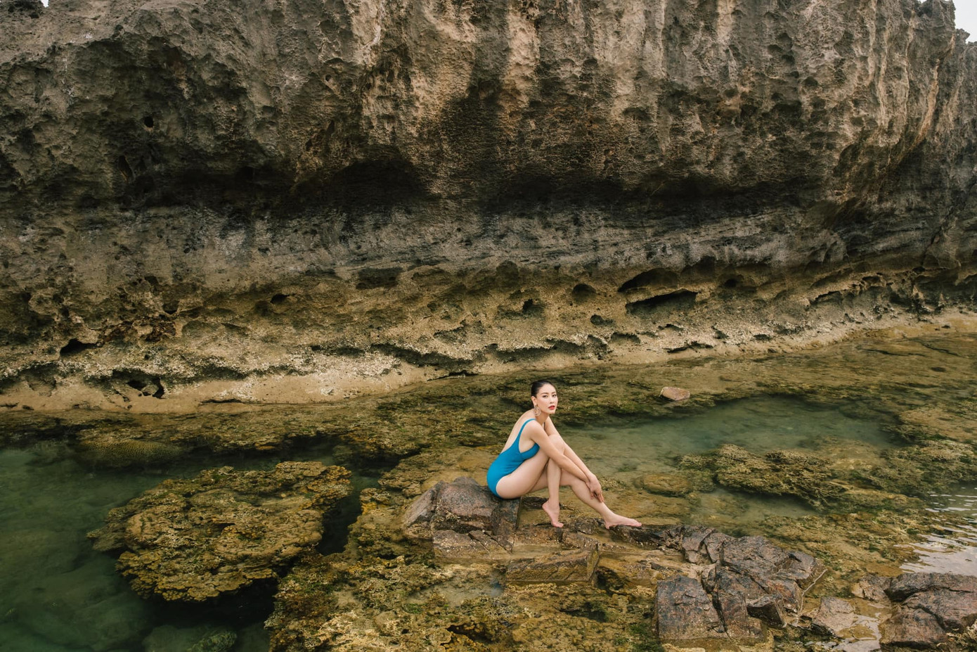 Hà Kiều Anh chuộng những kiểu áo tắm khoét vòng 1, xẻ hông cao để tôn lên hình thể đầy đặn. Cô là một trong những người đẹp duy trì được sức hút bền bỉ trong showbiz.