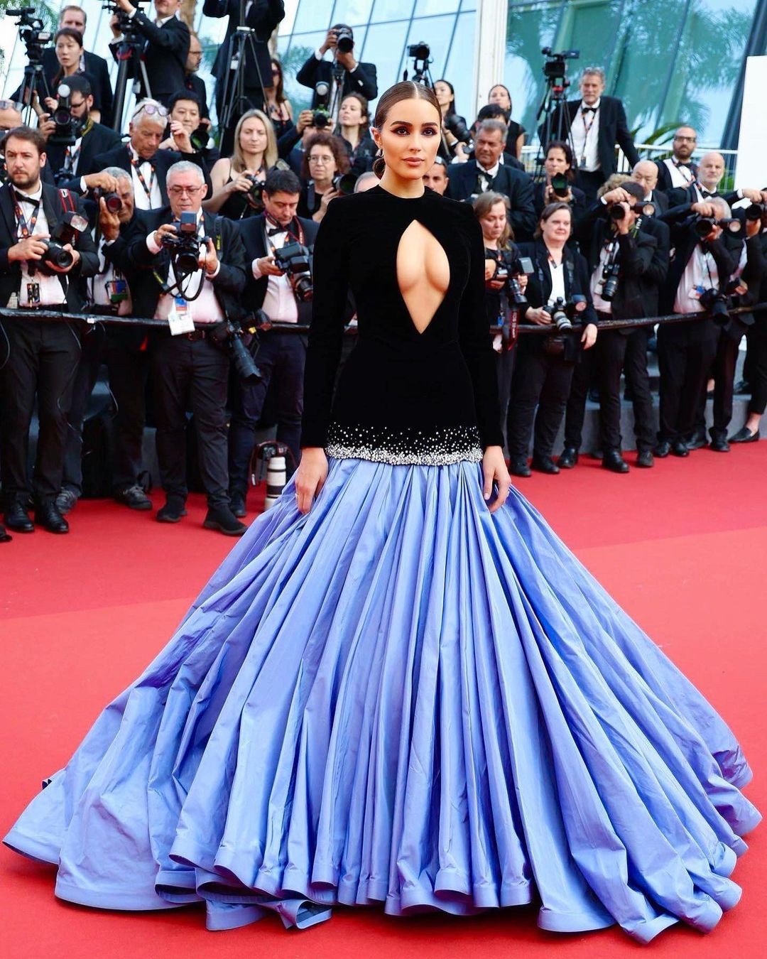 Olivia Culpo táo bạo trên thảm đỏ Cannes.