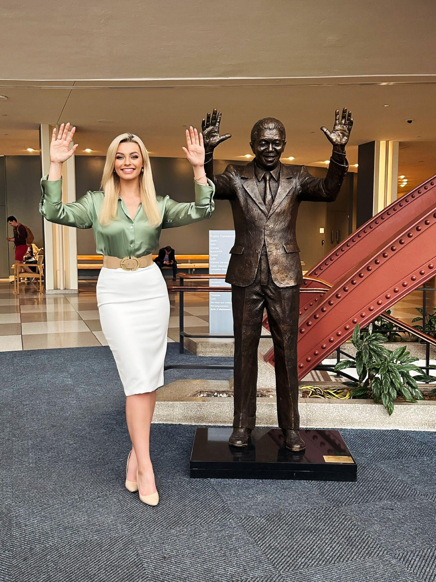 Hoa hậu Thế giới 2021 Karolina Bielawska tới thăm trụ sở Liên Hợp Quốc.