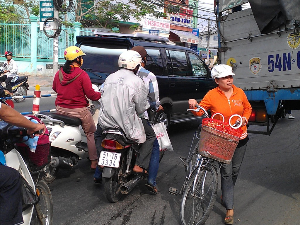 Chiếc xe điên vẫn nằm ở dưới lòng đường gây cản trở giao thông