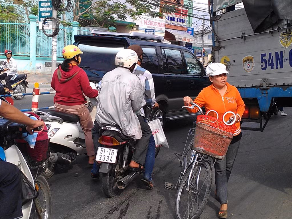 Chiếc xe điên vẫn nằm ở dưới lòng đường gây cản trở giao thông